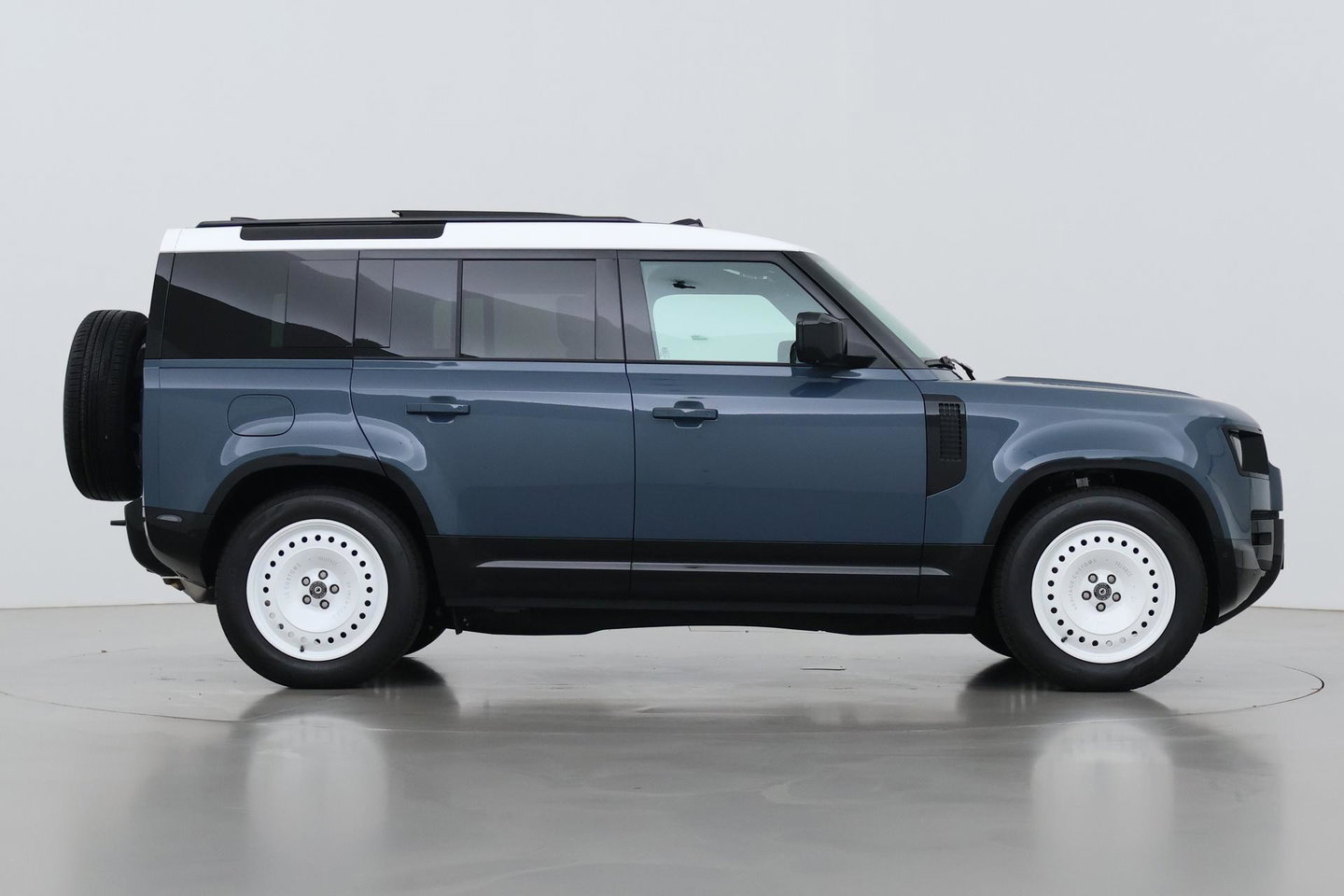 Land Rover Defender 110 P300e X-Dynamic HSE | HERITAGE Edition | Black Pack | ClearSight | Koelbox | Trekhaak | 360° Camera