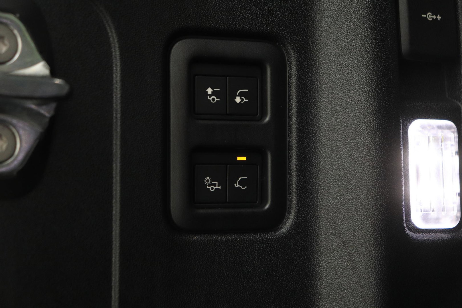 Land Rover Defender 110 P300e X-Dynamic HSE | HERITAGE Edition | Black Pack | ClearSight | Koelbox | Trekhaak | 360° Camera