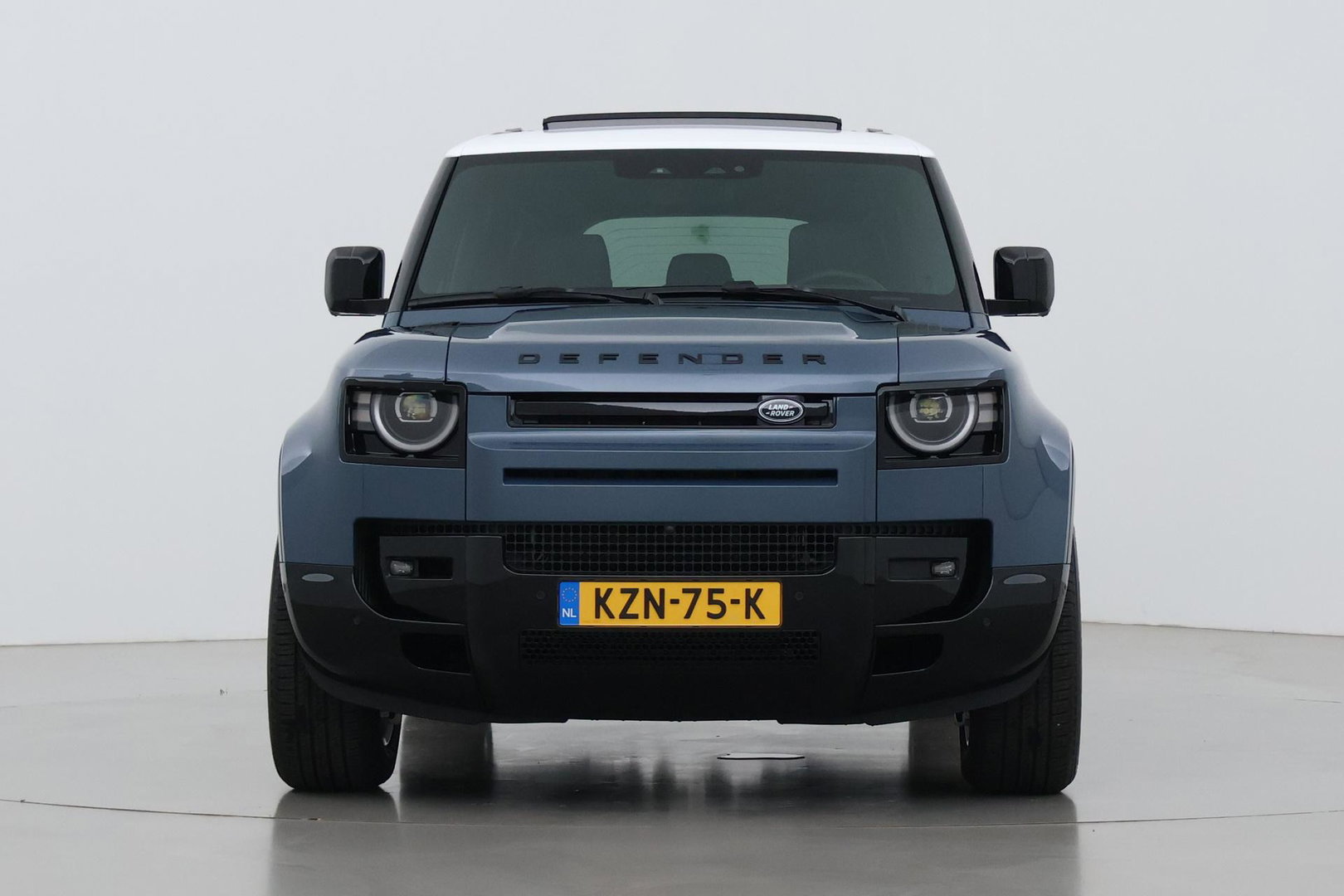 Land Rover Defender 110 P300e X-Dynamic HSE | HERITAGE Edition | Black Pack | ClearSight | Koelbox | Trekhaak | 360° Camera