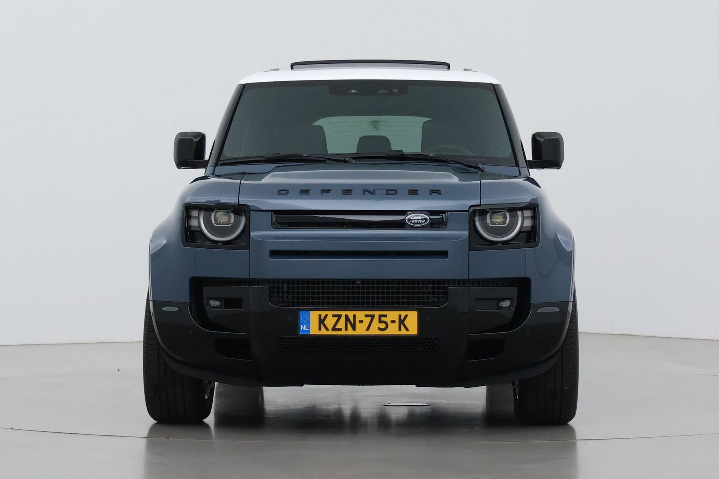 Land Rover Defender 110 P300e X-Dynamic HSE | HERITAGE Edition | Black Pack | ClearSight | Koelbox | Trekhaak | 360° Camera