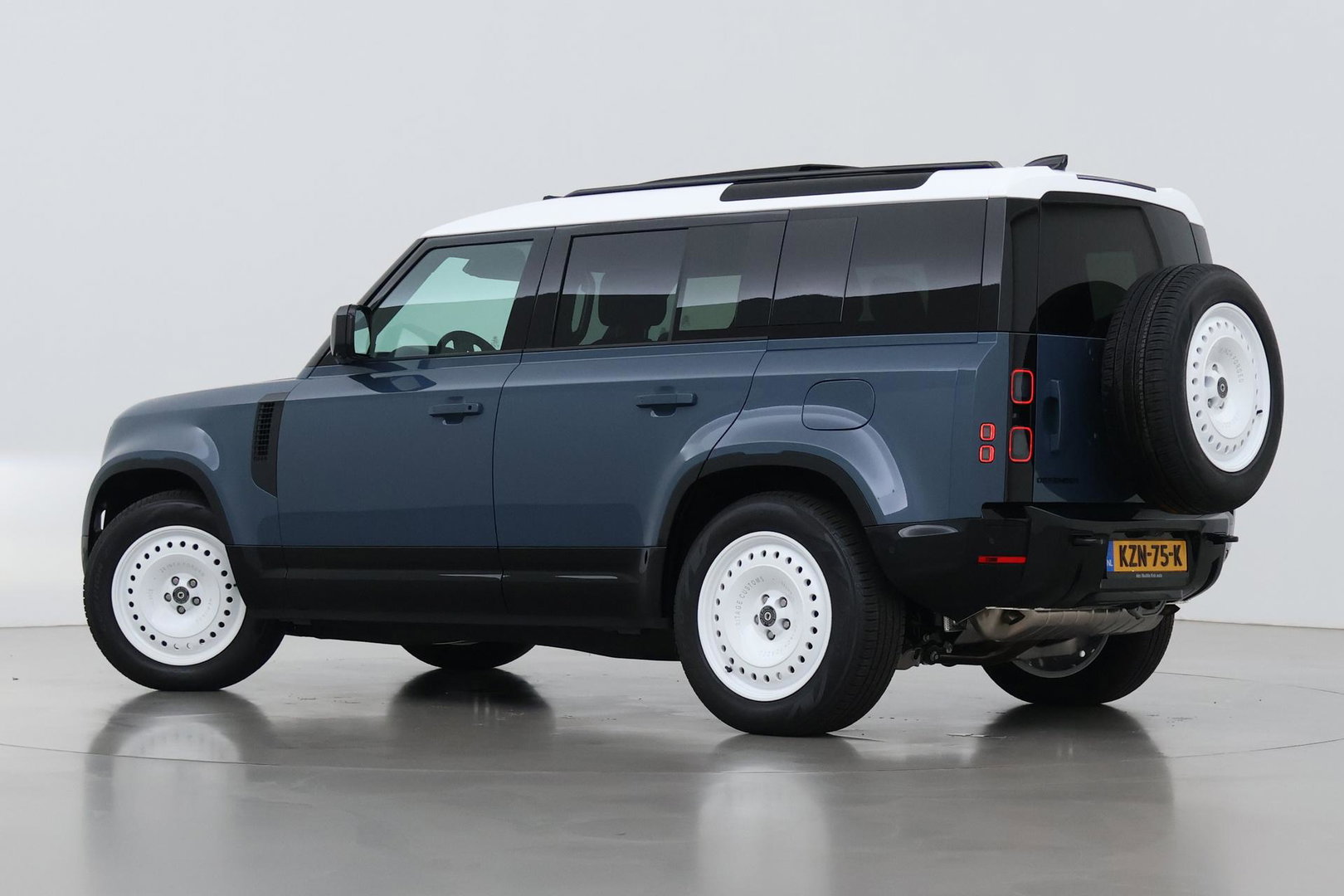 Land Rover Defender 110 P300e X-Dynamic HSE | HERITAGE Edition | Black Pack | ClearSight | Koelbox | Trekhaak | 360° Camera