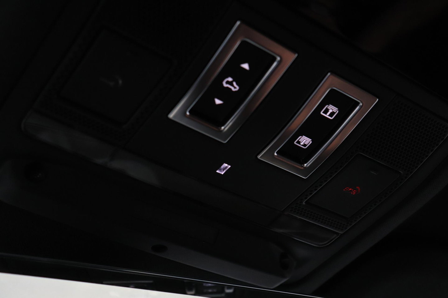 Land Rover Defender 110 P300e X-Dynamic HSE | HERITAGE Edition | Black Pack | ClearSight | Koelbox | Trekhaak | 360° Camera