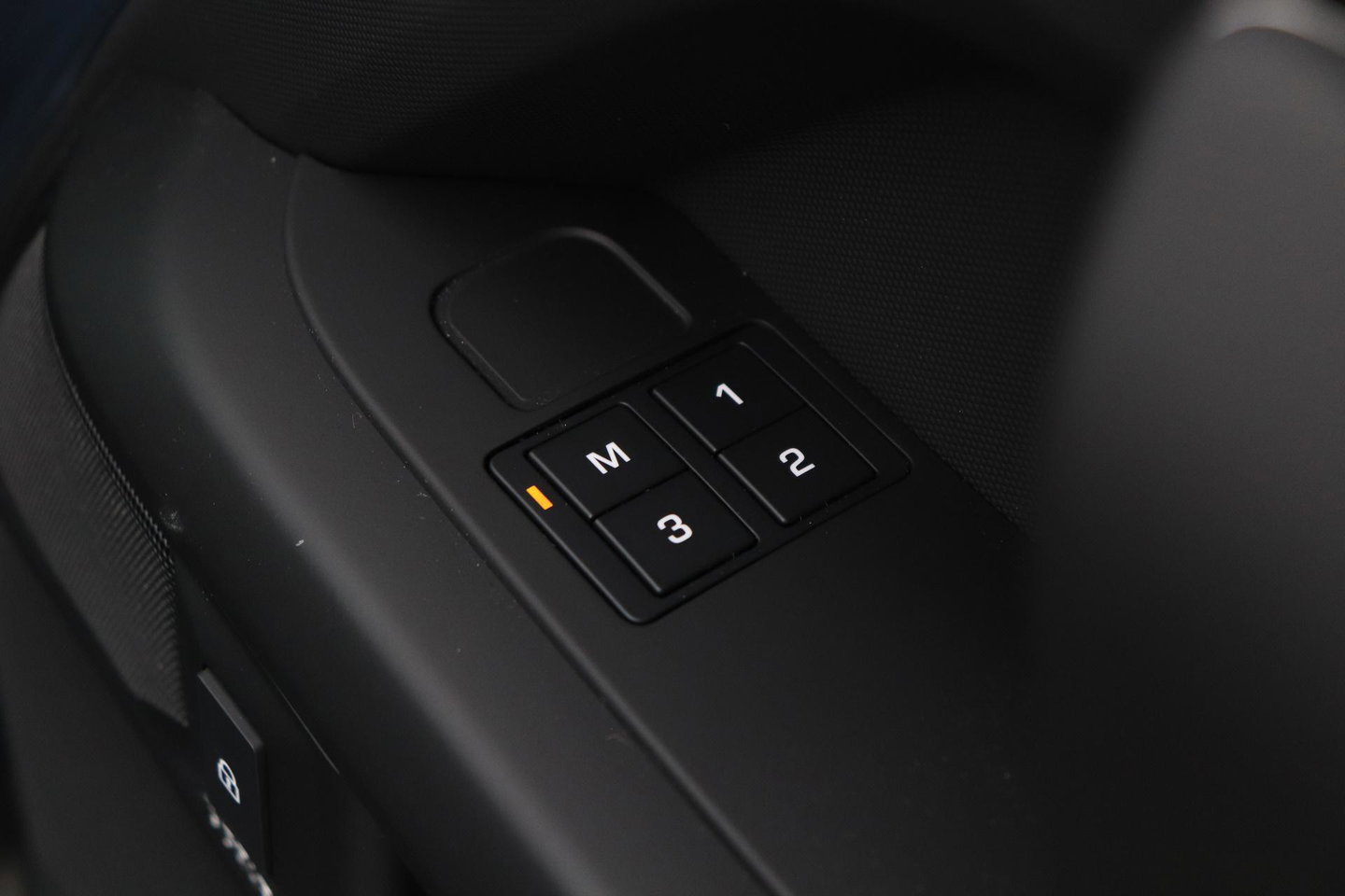 Land Rover Defender 110 P300e X-Dynamic HSE | HERITAGE Edition | Black Pack | ClearSight | Koelbox | Trekhaak | 360° Camera
