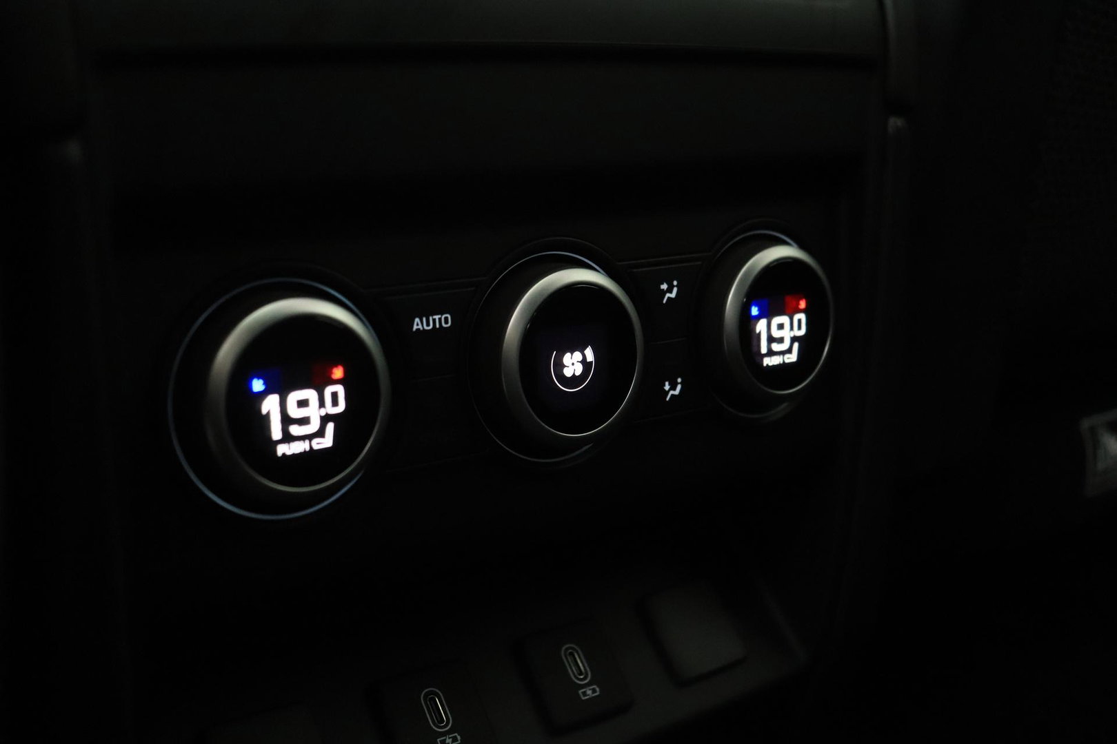 Land Rover Defender 110 P300e X-Dynamic HSE | HERITAGE Edition | Black Pack | ClearSight | Koelbox | Trekhaak | 360° Camera