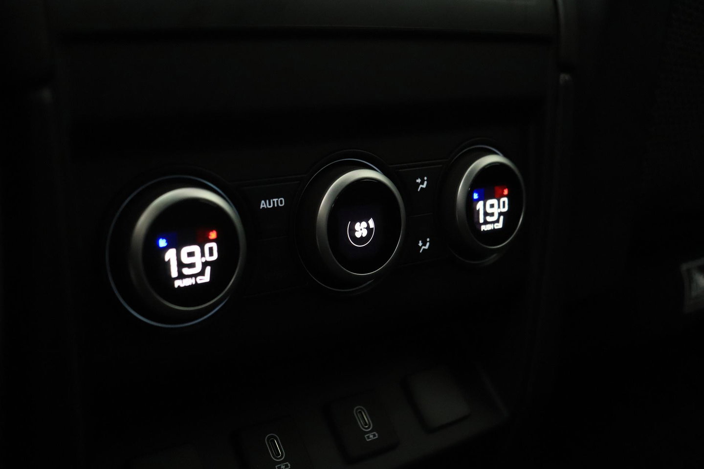 Land Rover Defender 110 P300e X-Dynamic HSE | HERITAGE Edition | Black Pack | ClearSight | Koelbox | Trekhaak | 360° Camera