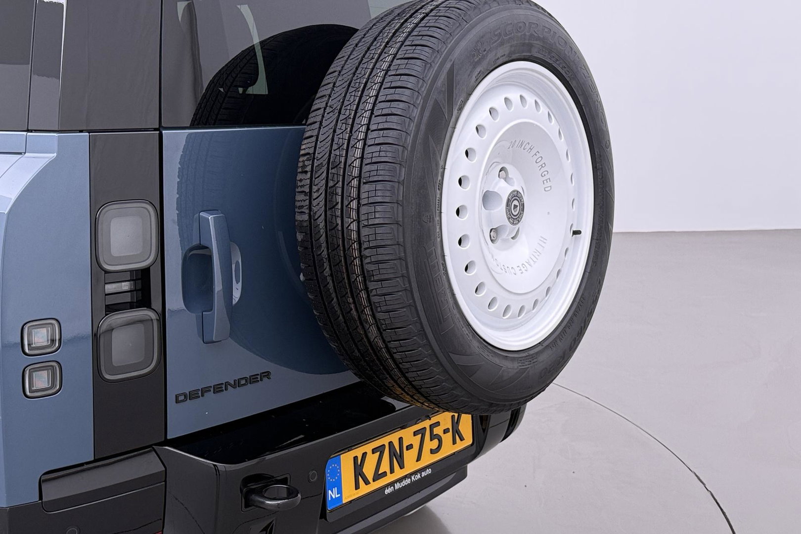 Land Rover Defender 110 P300e X-Dynamic HSE | HERITAGE Edition | Black Pack | ClearSight | Koelbox | Trekhaak | 360° Camera
