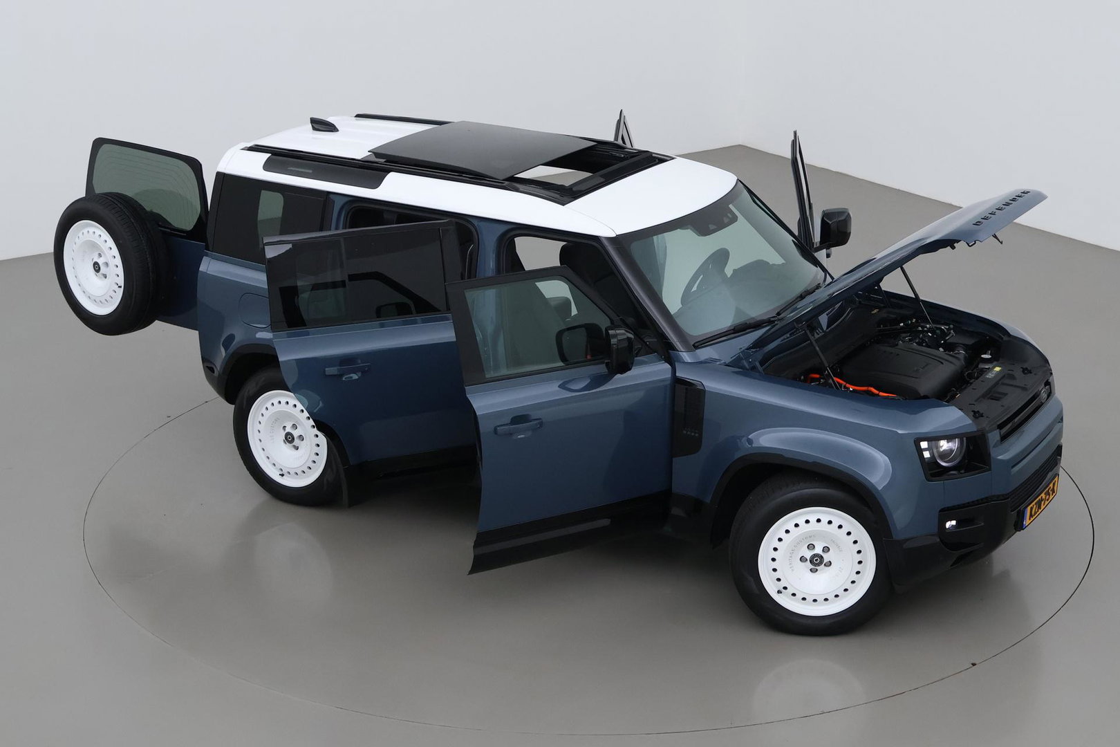 Land Rover Defender 110 P300e X-Dynamic HSE | HERITAGE Edition | Black Pack | ClearSight | Koelbox | Trekhaak | 360° Camera