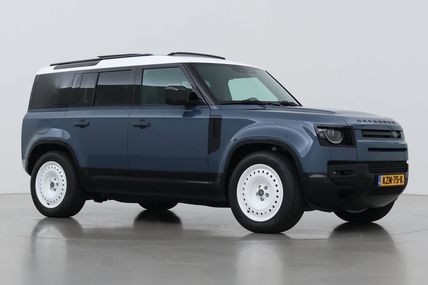 Land Rover Defender 110 P300e X-Dynamic HSE | HERITAGE Edition | Black Pack | ClearSight | Koelbox | Trekhaak | 360° Camera
