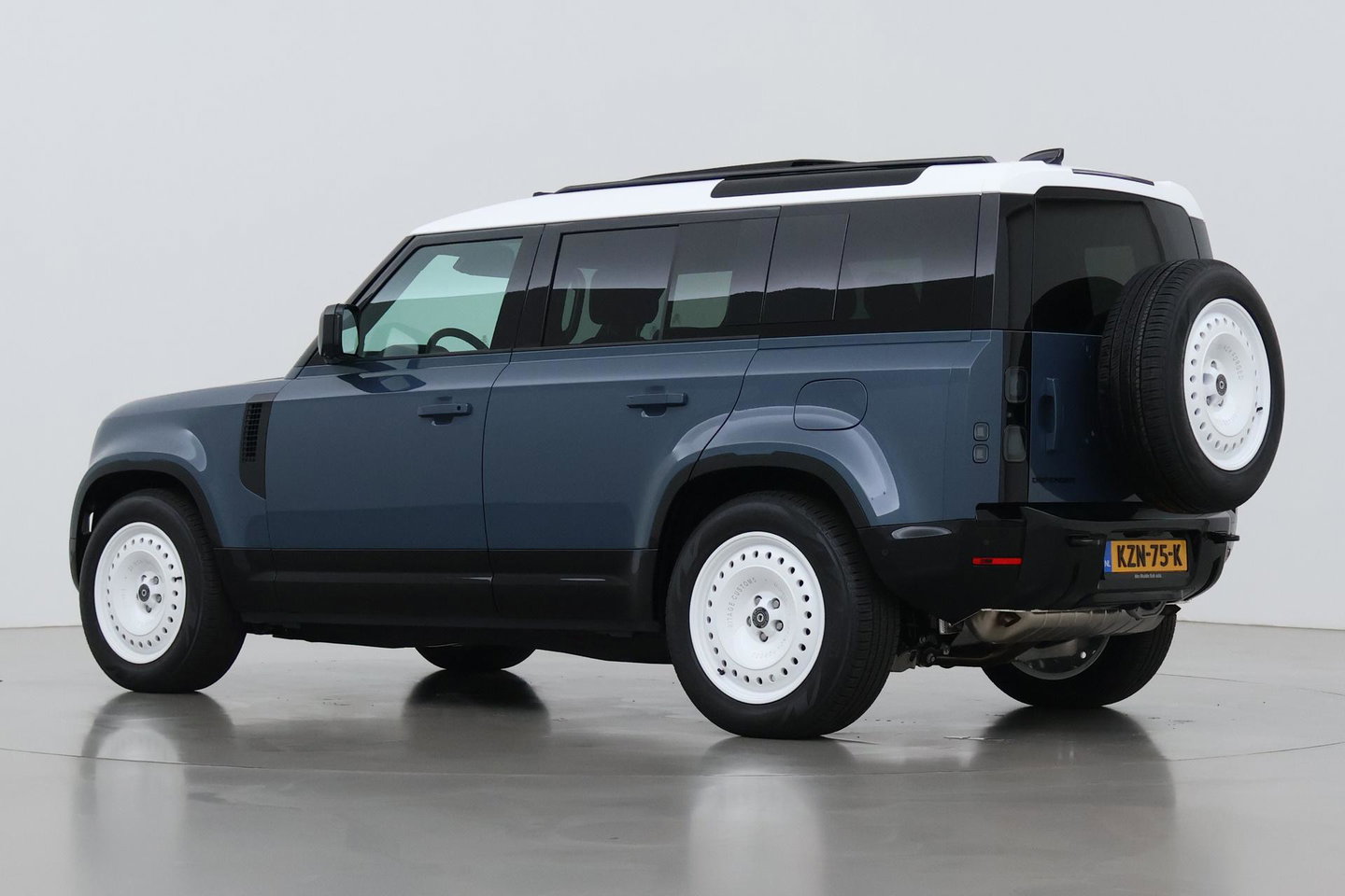 Land Rover Defender 110 P300e X-Dynamic HSE | HERITAGE Edition | Black Pack | ClearSight | Koelbox | Trekhaak | 360° Camera
