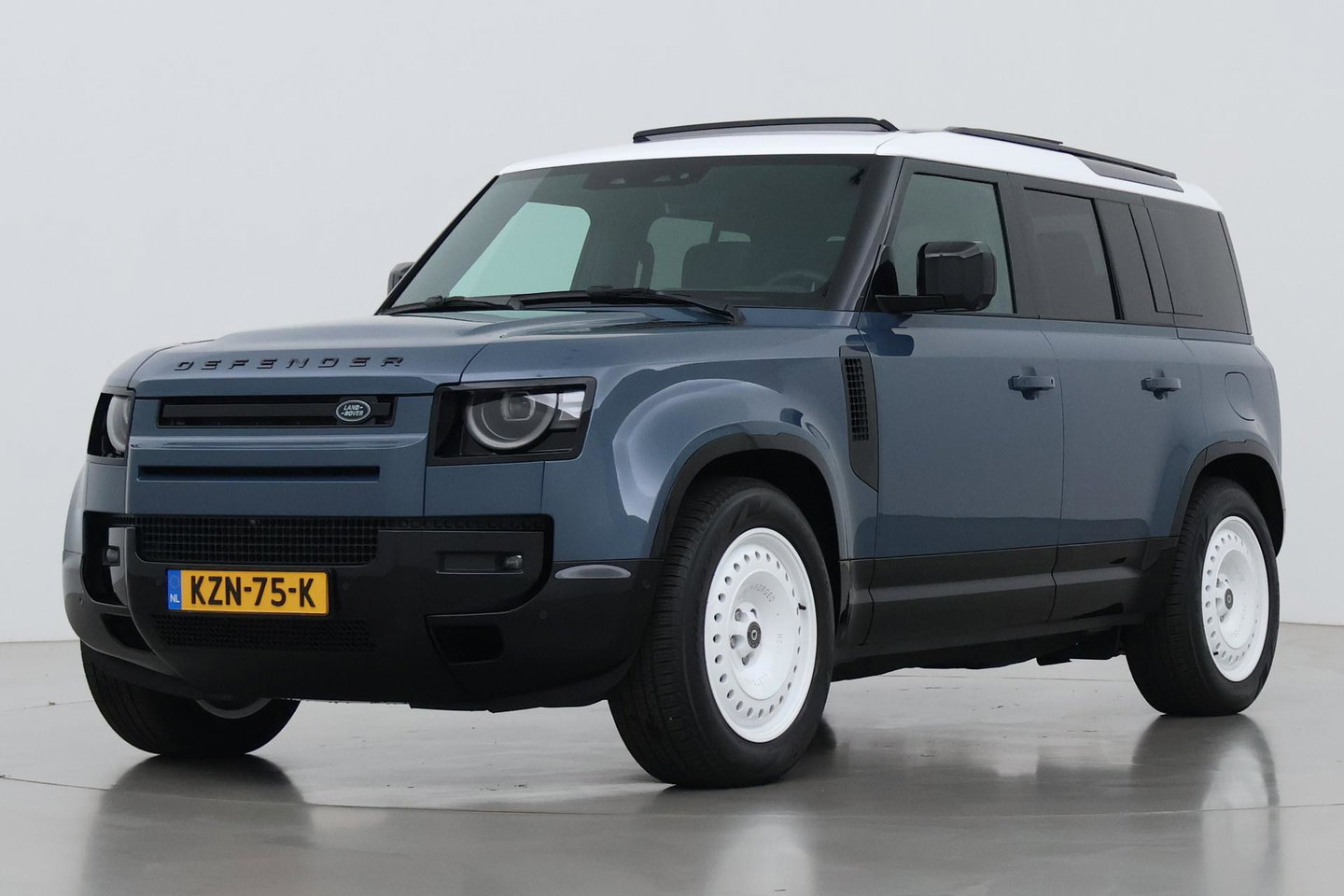 Land Rover Defender 110 P300e X-Dynamic HSE | HERITAGE Edition | Black Pack | ClearSight | Koelbox | Trekhaak | 360° Camera