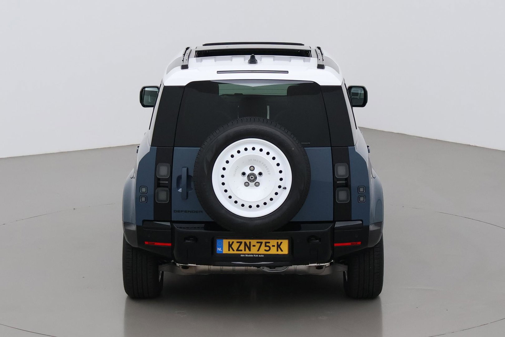 Land Rover Defender 110 P300e X-Dynamic HSE | HERITAGE Edition | Black Pack | ClearSight | Koelbox | Trekhaak | 360° Camera