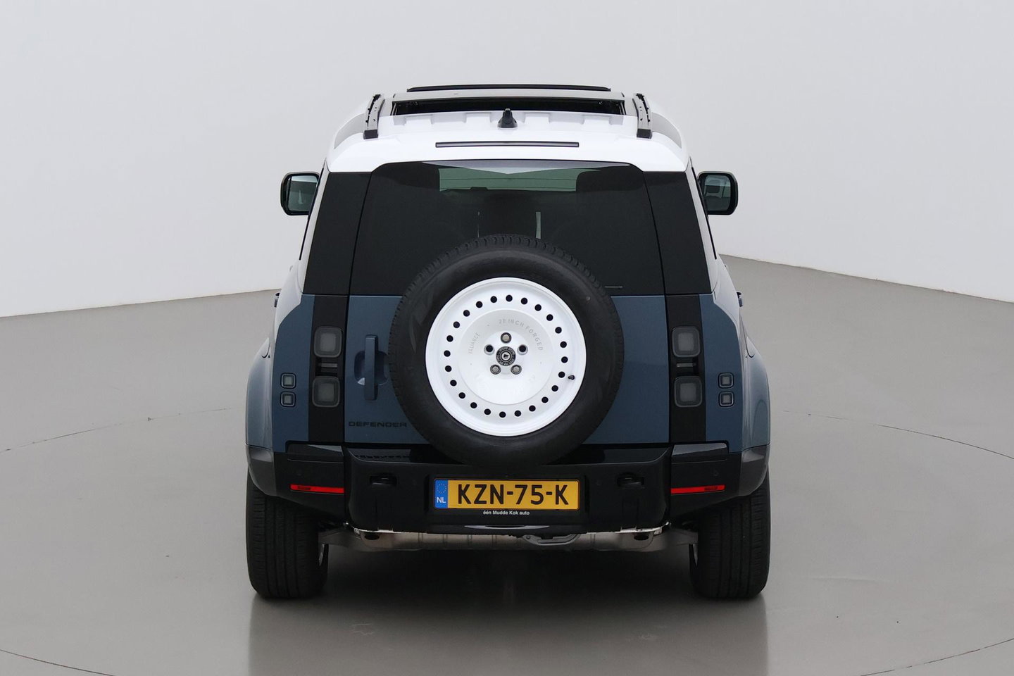 Land Rover Defender 110 P300e X-Dynamic HSE | HERITAGE Edition | Black Pack | ClearSight | Koelbox | Trekhaak | 360° Camera