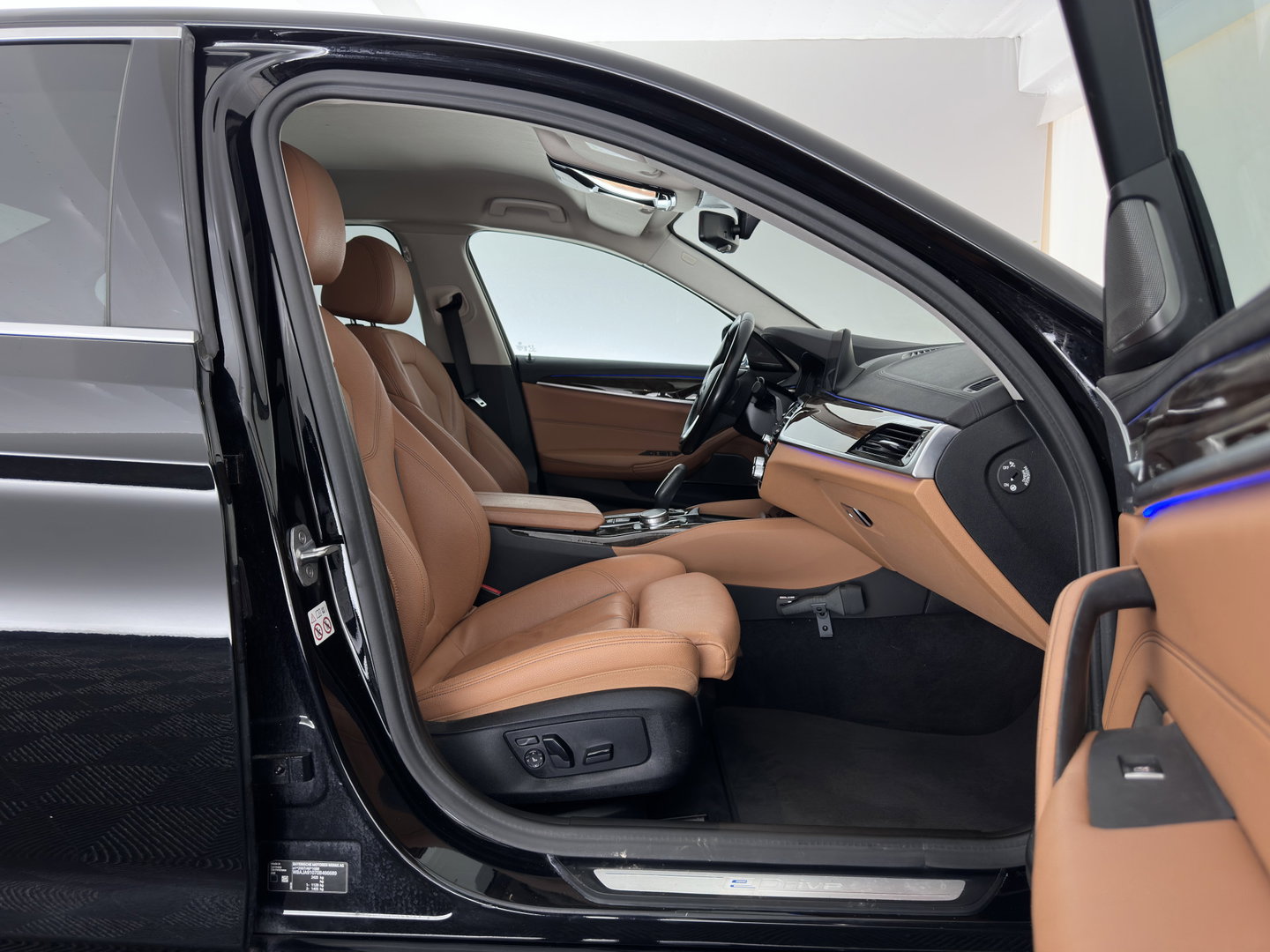 BMW 5 Serie 530e iPerformance High Executive (Plug-in) {SoH-98%} Aut. *HEAD-UP | LEATHER | XENON | ADAPTIVE-CRUISE | TOP-VIEW | HEATED-COMFORTSEATS | PRIVACY-GLASS | AMBIENT-LIGHT | ECC | PDC | 18''ALU*