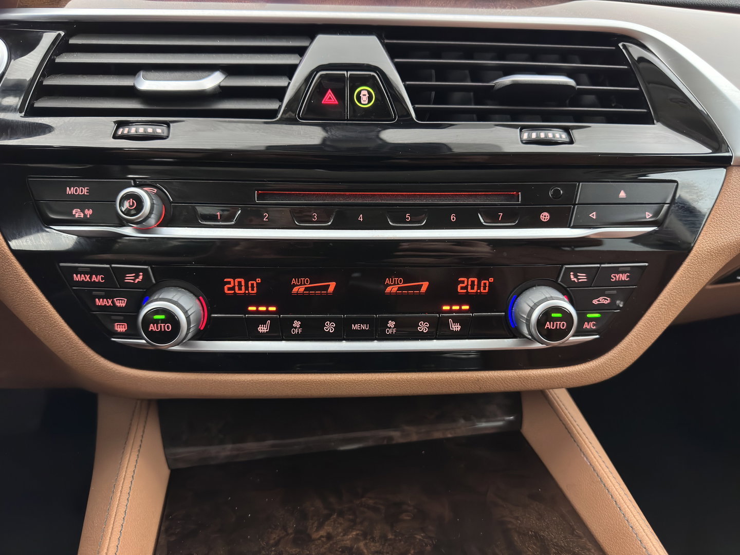 BMW 5 Serie 530e iPerformance High Executive (Plug-in) {SoH-98%} Aut. *HEAD-UP | LEATHER | XENON | ADAPTIVE-CRUISE | TOP-VIEW | HEATED-COMFORTSEATS | PRIVACY-GLASS | AMBIENT-LIGHT | ECC | PDC | 18''ALU*