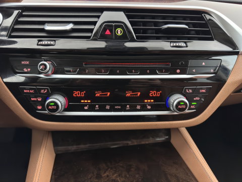 BMW 5 Serie 530e iPerformance High Executive (Plug-in) {SoH-98%} Aut. *HEAD-UP | LEATHER | XENON | ADAPTIVE-CRUISE | TOP-VIEW | HEATED-COMFORTSEATS | PRIVACY-GLASS | AMBIENT-LIGHT | ECC | PDC | 18''ALU*