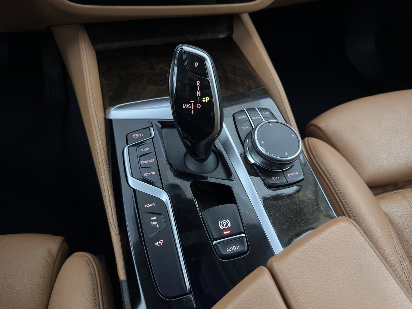 BMW 5 Serie 530e iPerformance High Executive (Plug-in) {SoH-98%} Aut. *HEAD-UP | LEATHER | XENON | ADAPTIVE-CRUISE | TOP-VIEW | HEATED-COMFORTSEATS | PRIVACY-GLASS | AMBIENT-LIGHT | ECC | PDC | 18''ALU*