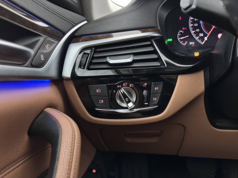 BMW 5 Serie 530e iPerformance High Executive (Plug-in) {SoH-98%} Aut. *HEAD-UP | LEATHER | XENON | ADAPTIVE-CRUISE | TOP-VIEW | HEATED-COMFORTSEATS | PRIVACY-GLASS | AMBIENT-LIGHT | ECC | PDC | 18''ALU*