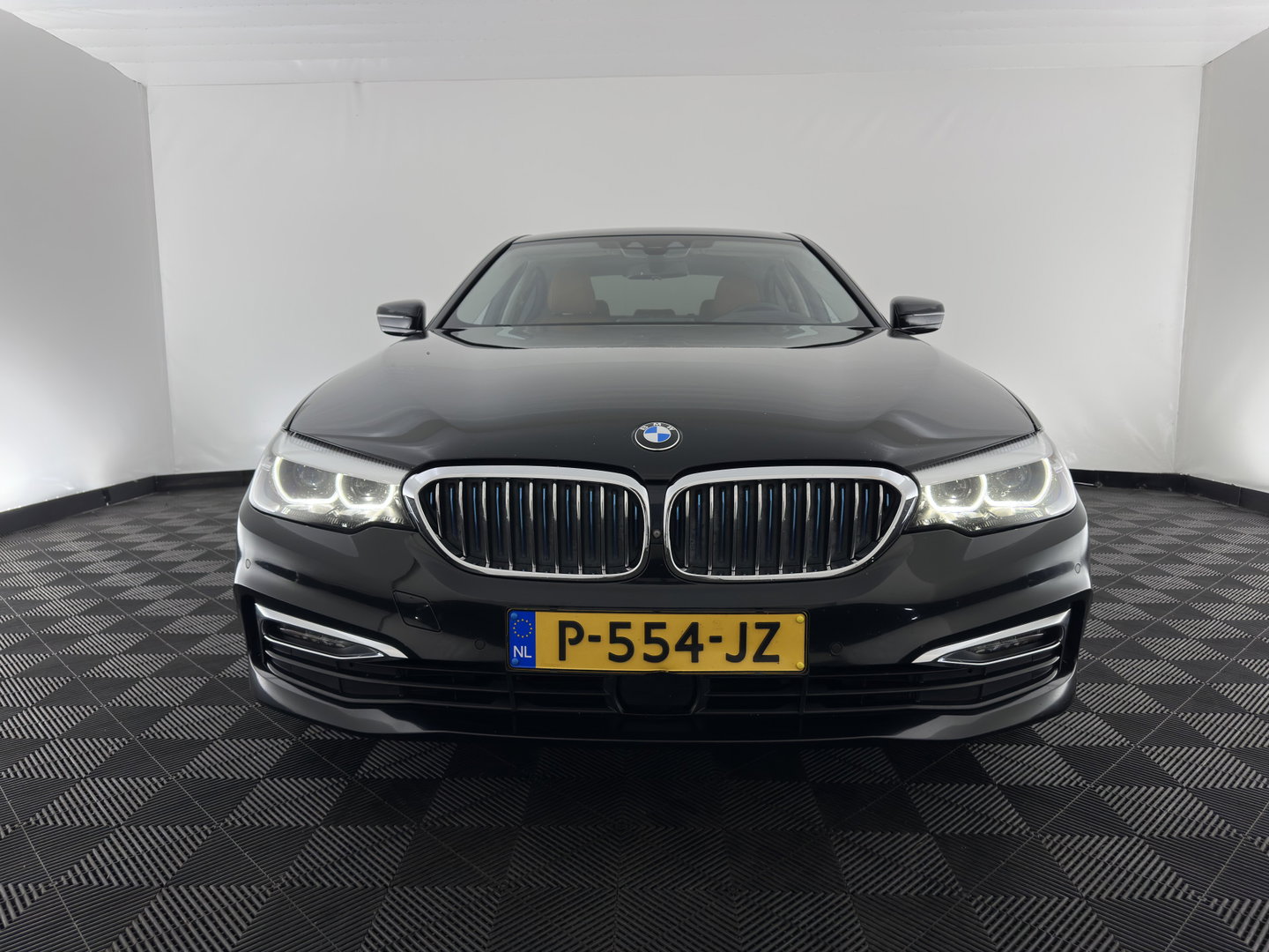 BMW 5 Serie 530e iPerformance High Executive (Plug-in) {SoH-98%} Aut. *HEAD-UP | LEATHER | XENON | ADAPTIVE-CRUISE | TOP-VIEW | HEATED-COMFORTSEATS | PRIVACY-GLASS | AMBIENT-LIGHT | ECC | PDC | 18''ALU*