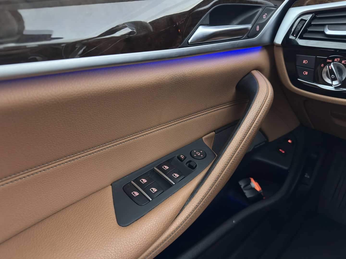 BMW 5 Serie 530e iPerformance High Executive (Plug-in) {SoH-98%} Aut. *HEAD-UP | LEATHER | XENON | ADAPTIVE-CRUISE | TOP-VIEW | HEATED-COMFORTSEATS | PRIVACY-GLASS | AMBIENT-LIGHT | ECC | PDC | 18''ALU*