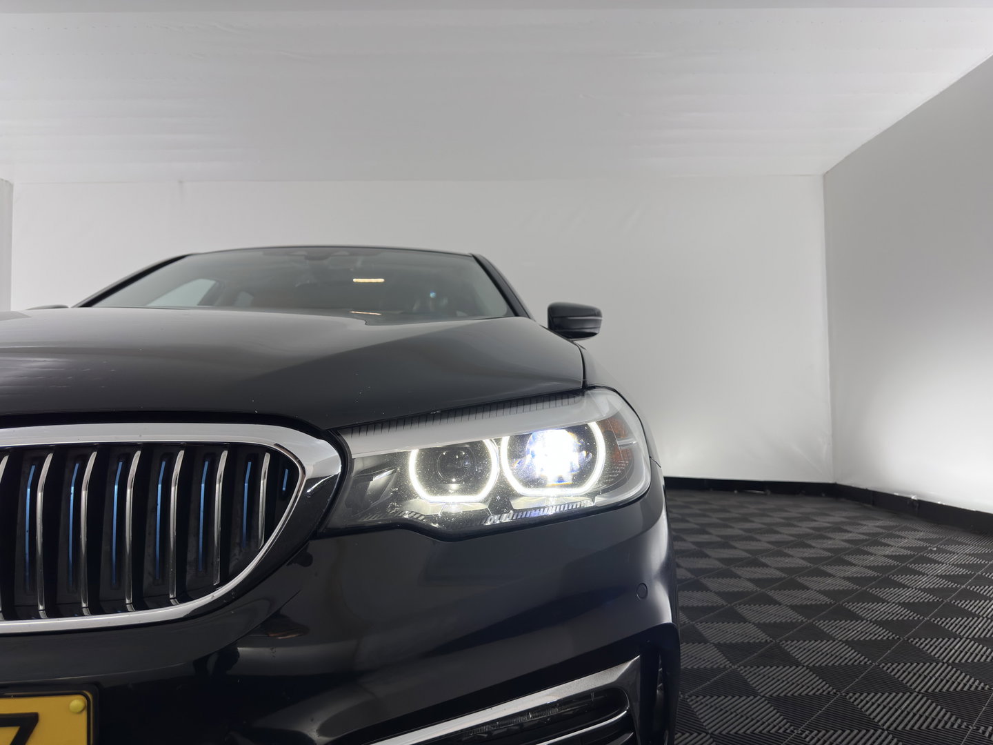 BMW 5 Serie 530e iPerformance High Executive (Plug-in) {SoH-98%} Aut. *HEAD-UP | LEATHER | XENON | ADAPTIVE-CRUISE | TOP-VIEW | HEATED-COMFORTSEATS | PRIVACY-GLASS | AMBIENT-LIGHT | ECC | PDC | 18''ALU*