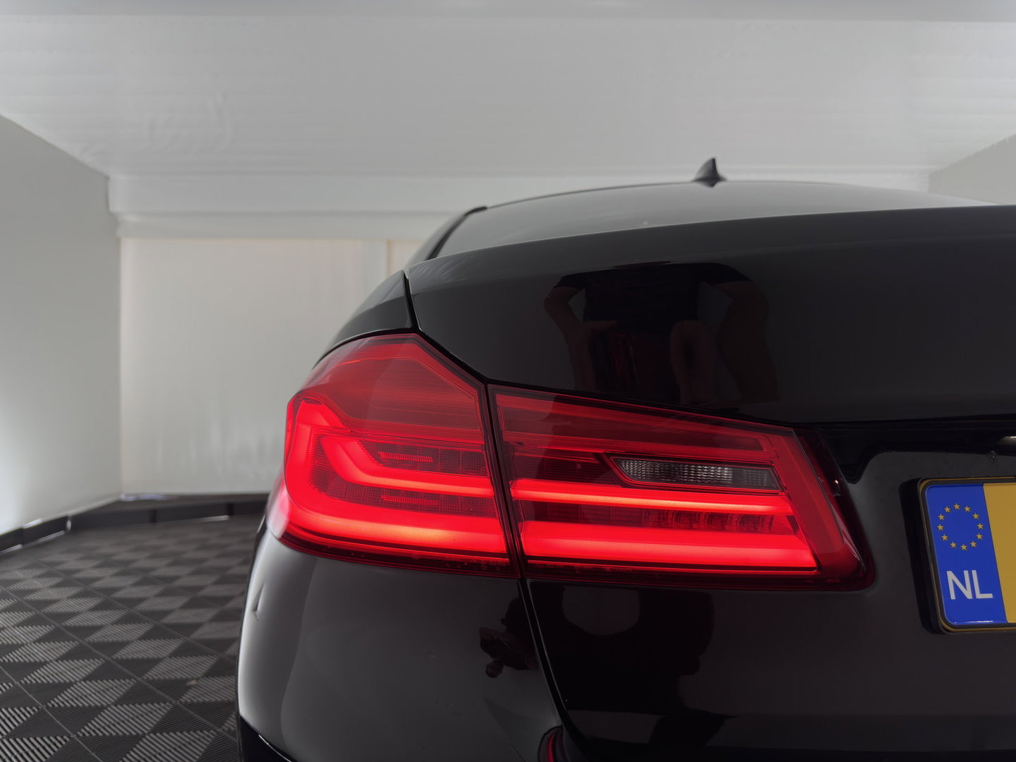 BMW 5 Serie 530e iPerformance High Executive (Plug-in) {SoH-98%} Aut. *HEAD-UP | LEATHER | XENON | ADAPTIVE-CRUISE | TOP-VIEW | HEATED-COMFORTSEATS | PRIVACY-GLASS | AMBIENT-LIGHT | ECC | PDC | 18''ALU*