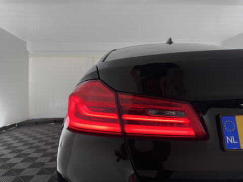 BMW 5 Serie 530e iPerformance High Executive (Plug-in) {SoH-98%} Aut. *HEAD-UP | LEATHER | XENON | ADAPTIVE-CRUISE | TOP-VIEW | HEATED-COMFORTSEATS | PRIVACY-GLASS | AMBIENT-LIGHT | ECC | PDC | 18''ALU*