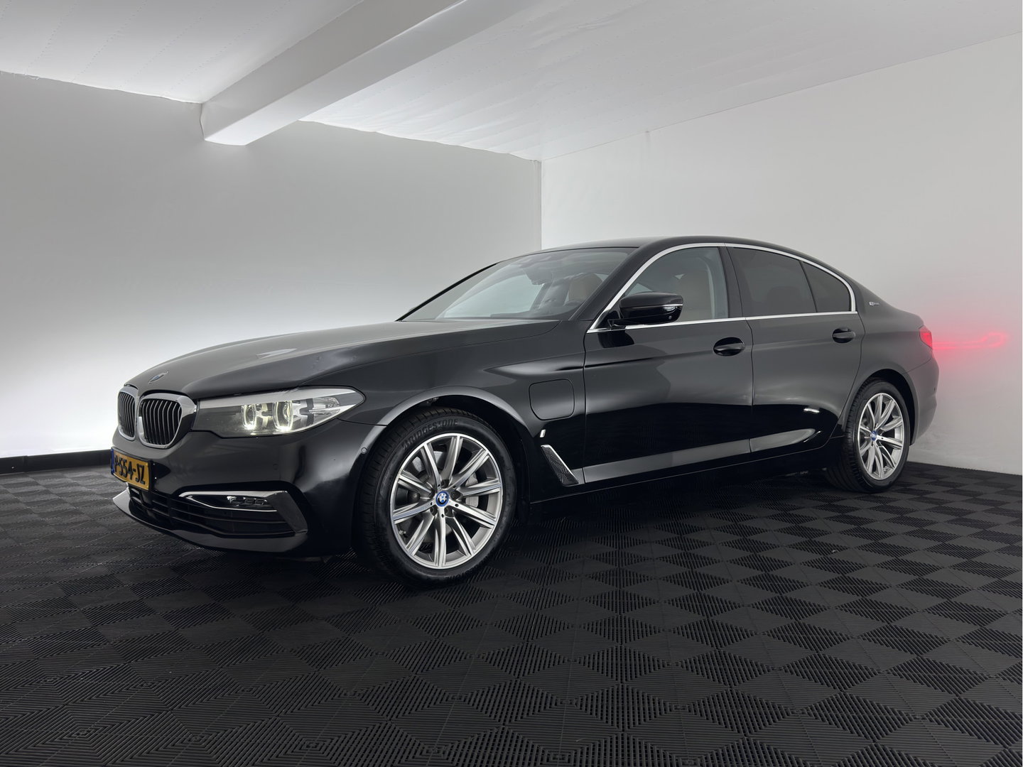 BMW 5 Serie 530e iPerformance High Executive (Plug-in) {SoH-98%} Aut. *HEAD-UP | LEATHER | XENON | ADAPTIVE-CRUISE | TOP-VIEW | HEATED-COMFORTSEATS | PRIVACY-GLASS | AMBIENT-LIGHT | ECC | PDC | 18''ALU*