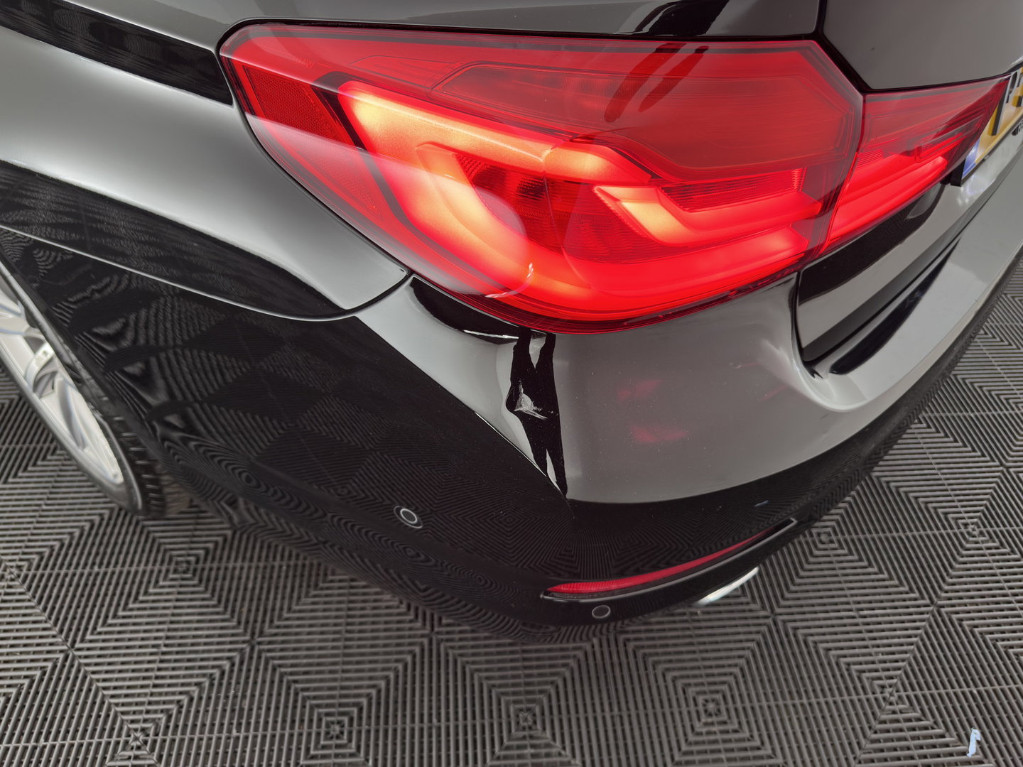 BMW 5 Serie 530e iPerformance High Executive (Plug-in) {SoH-98%} Aut. *HEAD-UP | LEATHER | XENON | ADAPTIVE-CRUISE | TOP-VIEW | HEATED-COMFORTSEATS | PRIVACY-GLASS | AMBIENT-LIGHT | ECC | PDC | 18''ALU*
