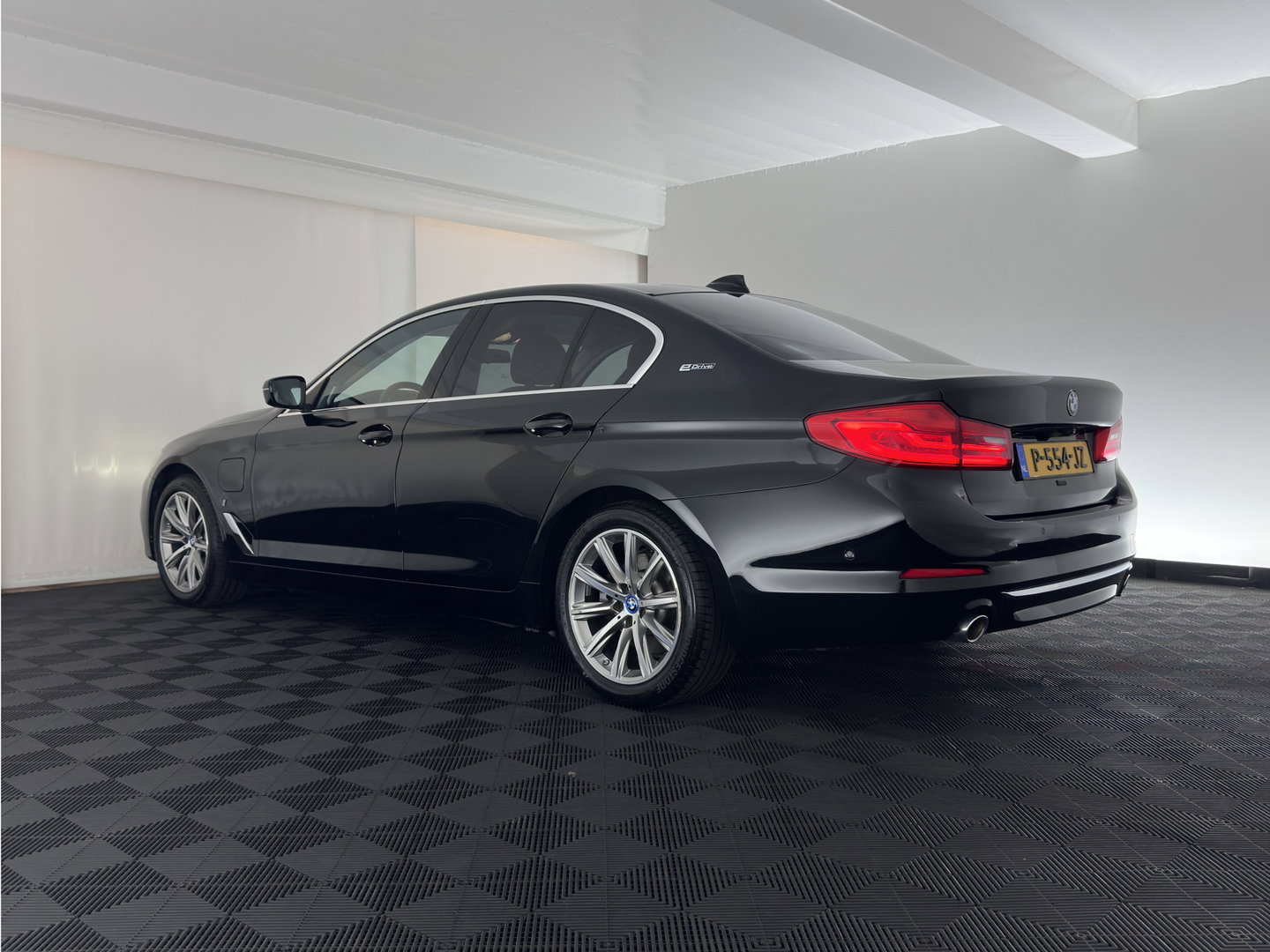 BMW 5 Serie 530e iPerformance High Executive (Plug-in) {SoH-98%} Aut. *HEAD-UP | LEATHER | XENON | ADAPTIVE-CRUISE | TOP-VIEW | HEATED-COMFORTSEATS | PRIVACY-GLASS | AMBIENT-LIGHT | ECC | PDC | 18''ALU*