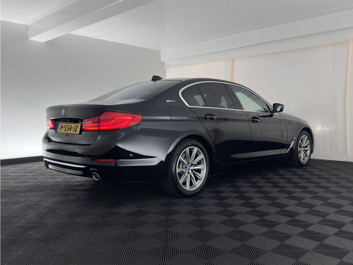BMW 5 Serie 530e iPerformance High Executive (Plug-in) {SoH-98%} Aut. *HEAD-UP | LEATHER | XENON | ADAPTIVE-CRUISE | TOP-VIEW | HEATED-COMFORTSEATS | PRIVACY-GLASS | AMBIENT-LIGHT | ECC | PDC | 18''ALU*