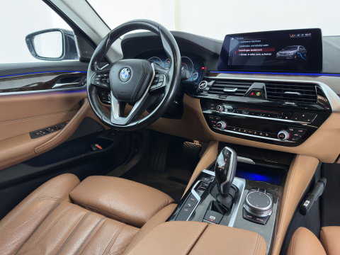 BMW 5 Serie 530e iPerformance High Executive (Plug-in) {SoH-98%} Aut. *HEAD-UP | LEATHER | XENON | ADAPTIVE-CRUISE | TOP-VIEW | HEATED-COMFORTSEATS | PRIVACY-GLASS | AMBIENT-LIGHT | ECC | PDC | 18''ALU*