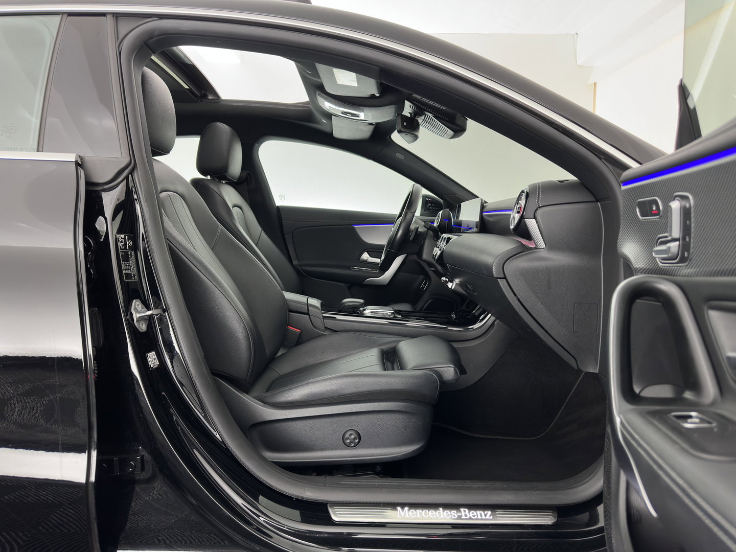 Mercedes-Benz CLA-Klasse Shooting Brake 180 Business Solution Luxury (INCL.BTW) Aut. *PANO | LEATHER | MULTIBEAM-LED | MEMORY-PACK | WIDESCREEN-COCKPIT | AMBIENT-LIGHT | HEATED-COMFORTSEATS | CAMERA | NAVI-FULLMAP | DAB+ | PRIVACY-GLASS | ECC | PDC | CRUISE |