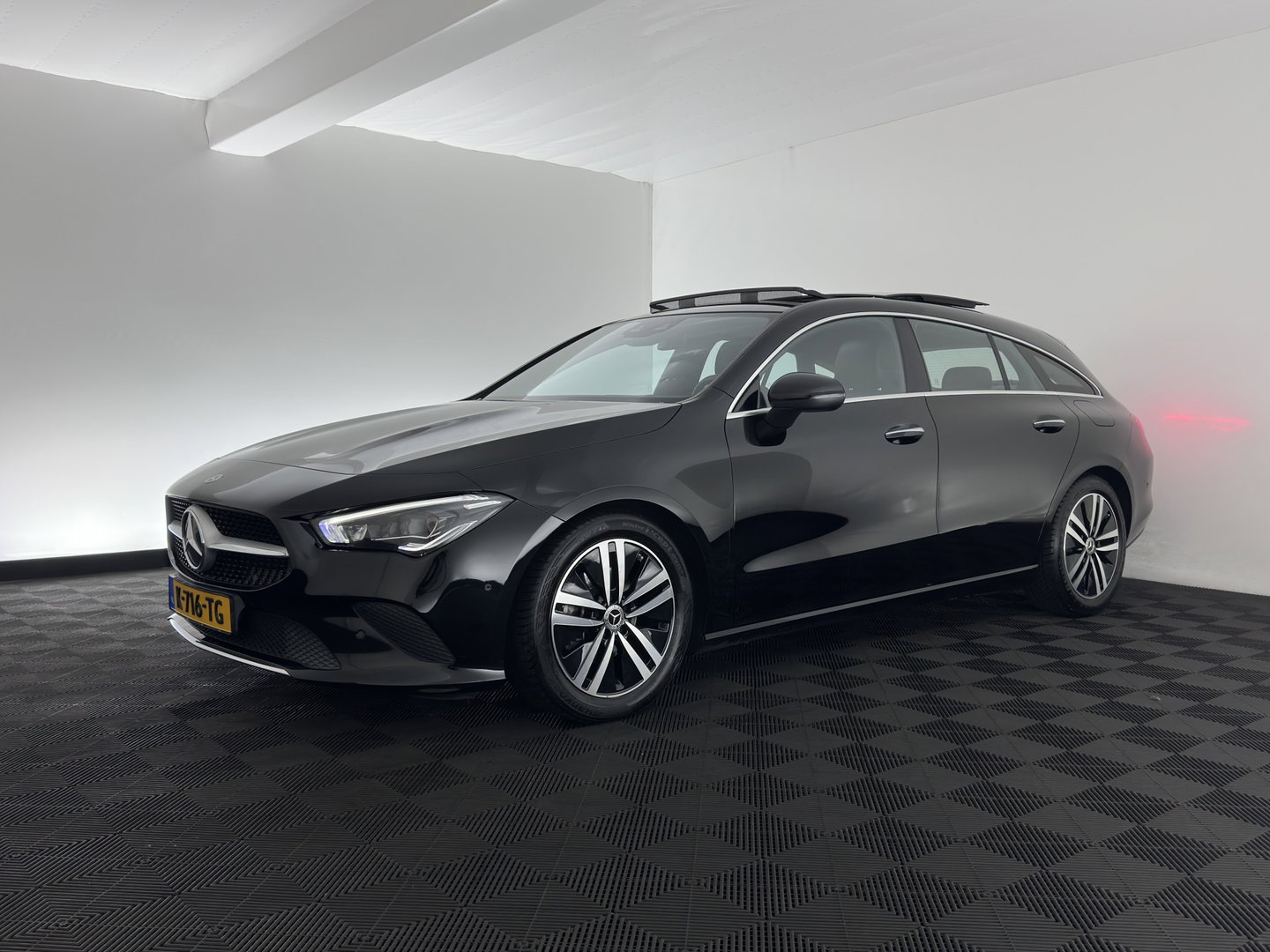 Mercedes-Benz CLA-Klasse Shooting Brake 180 Business Solution Luxury (INCL.BTW) Aut. *PANO | LEATHER | MULTIBEAM-LED | MEMORY-PACK | WIDESCREEN-COCKPIT | AMBIENT-LIGHT | HEATED-COMFORTSEATS | CAMERA | NAVI-FULLMAP | DAB+ | PRIVACY-GLASS | ECC | PDC | CRUISE |