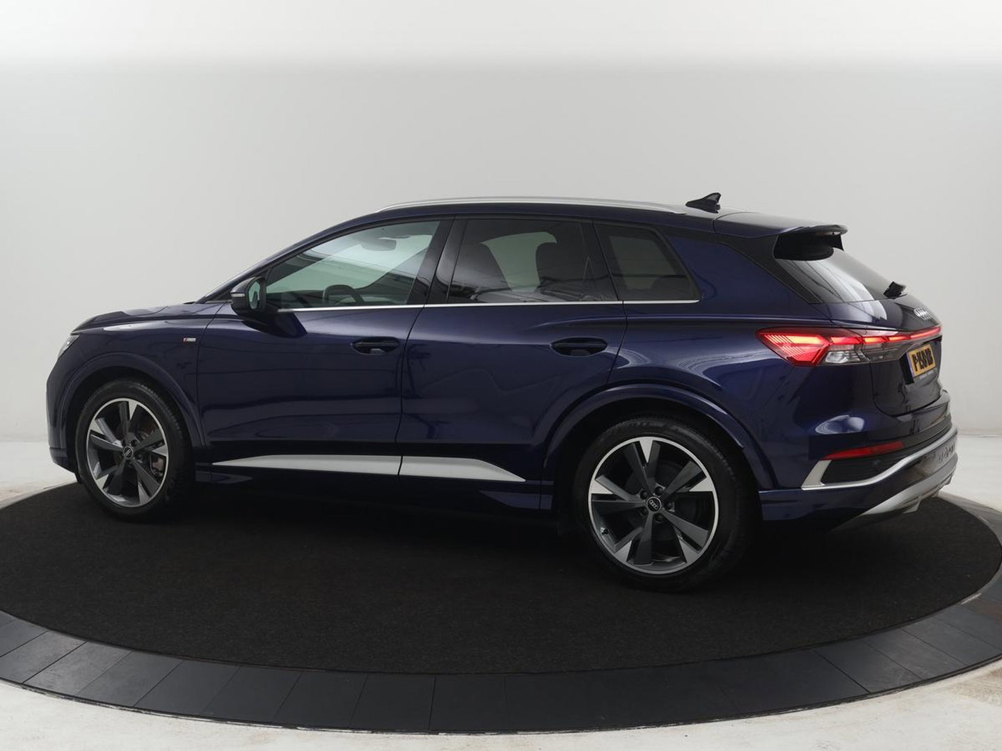 Audi Q4 e-tron 40 S edition 77 kWh | SOH 96% | Camera | Stoelverwarming | Keyless Entry | Apple Carplay | LED | S-Line |