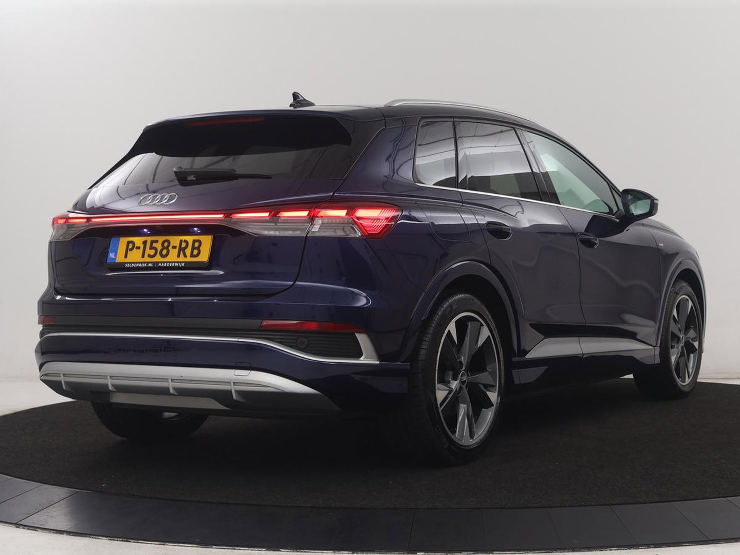 Audi Q4 e-tron 40 S edition 77 kWh | SOH 96% | Camera | Stoelverwarming | Keyless Entry | Apple Carplay | LED | S-Line |