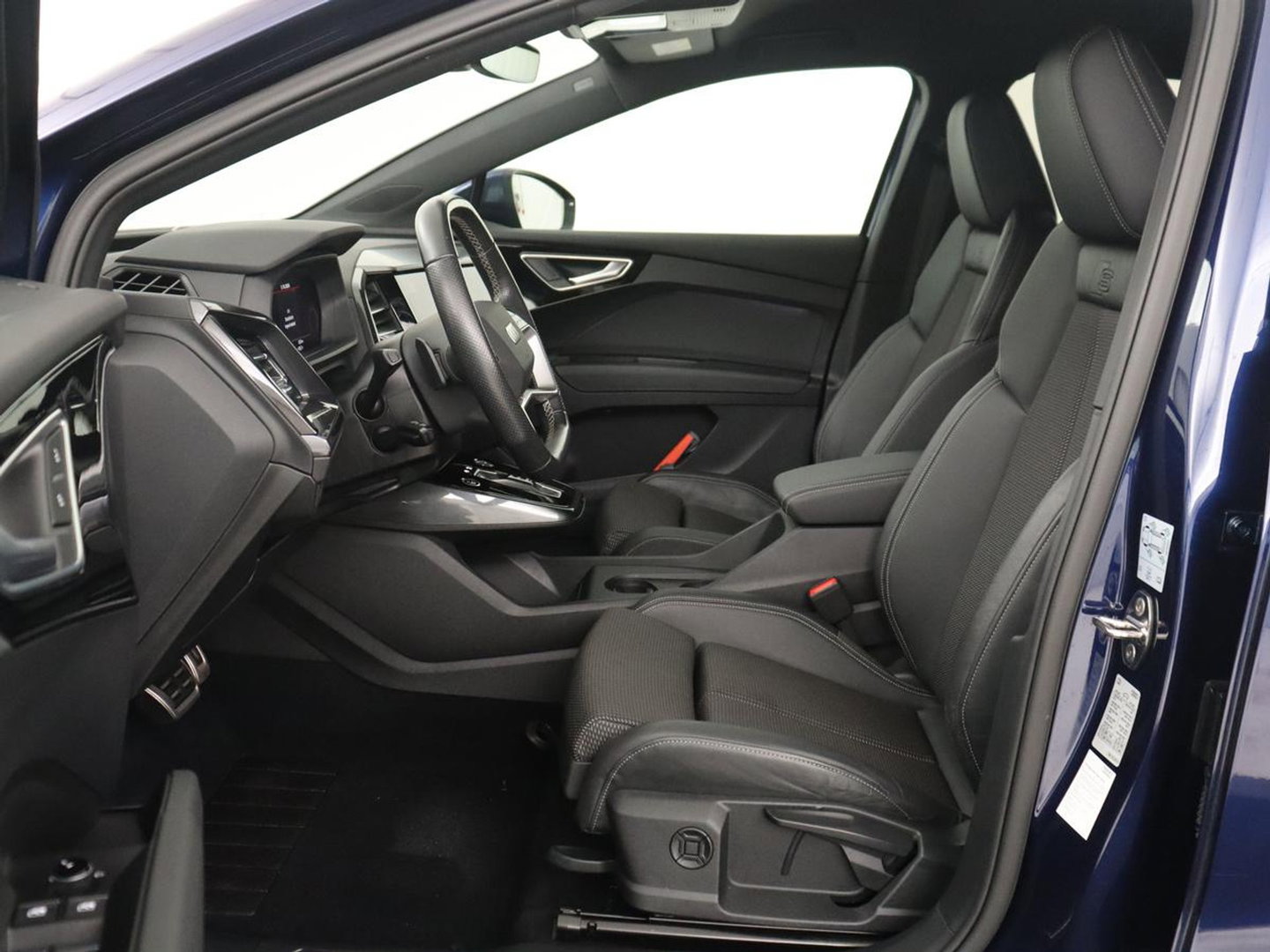Audi Q4 e-tron 40 S edition 77 kWh | SOH 96% | Camera | Stoelverwarming | Keyless Entry | Apple Carplay | LED | S-Line |