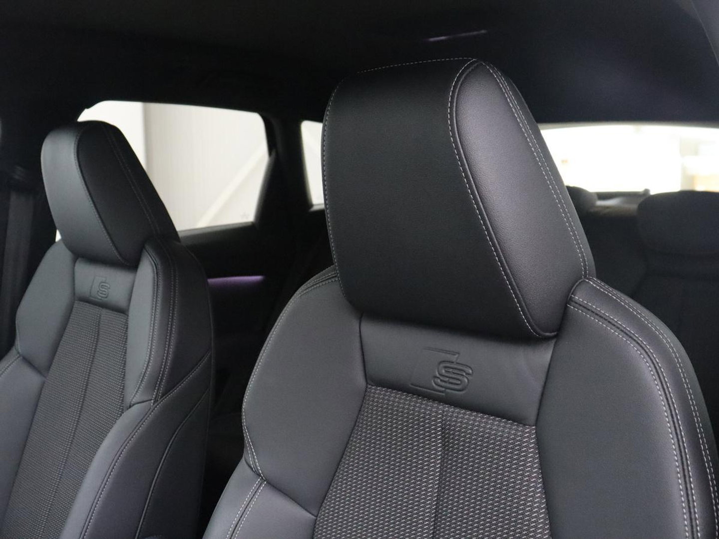 Audi Q4 e-tron 40 S edition 77 kWh | SOH 96% | Camera | Stoelverwarming | Keyless Entry | Apple Carplay | LED | S-Line |