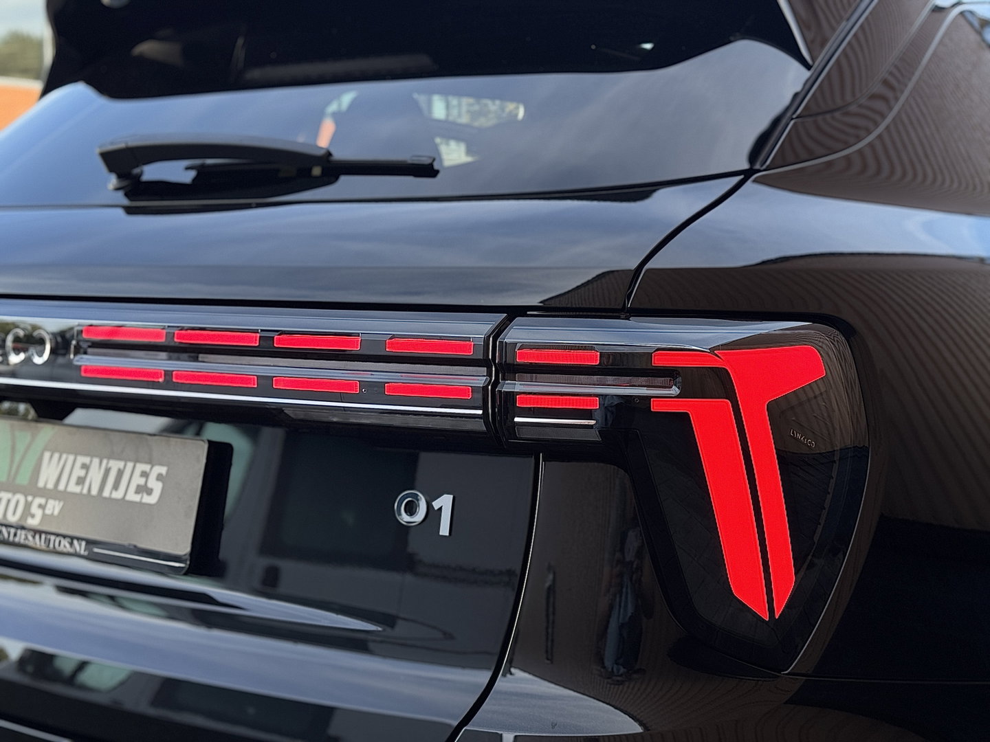 Lynk & Co 01 1.5 More | Panoramadak | Leder | 360° Camera | 20" Lichtmetaal | Infinity | Sfeerverlichting | Stuurverwarming | Stoelverwarming | Elektrische Bestuurdersstoel | Apple Carplay | Android Auto |