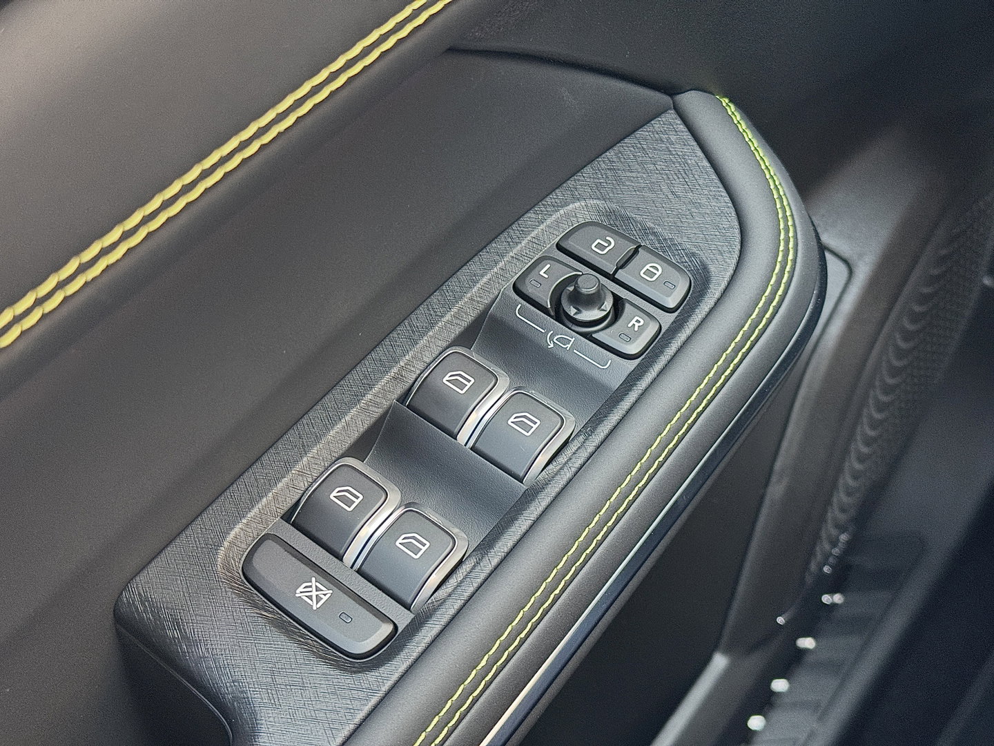 Lynk & Co 01 1.5 More | Panoramadak | Leder | 360° Camera | 20" Lichtmetaal | Infinity | Sfeerverlichting | Stuurverwarming | Stoelverwarming | Elektrische Bestuurdersstoel | Apple Carplay | Android Auto |