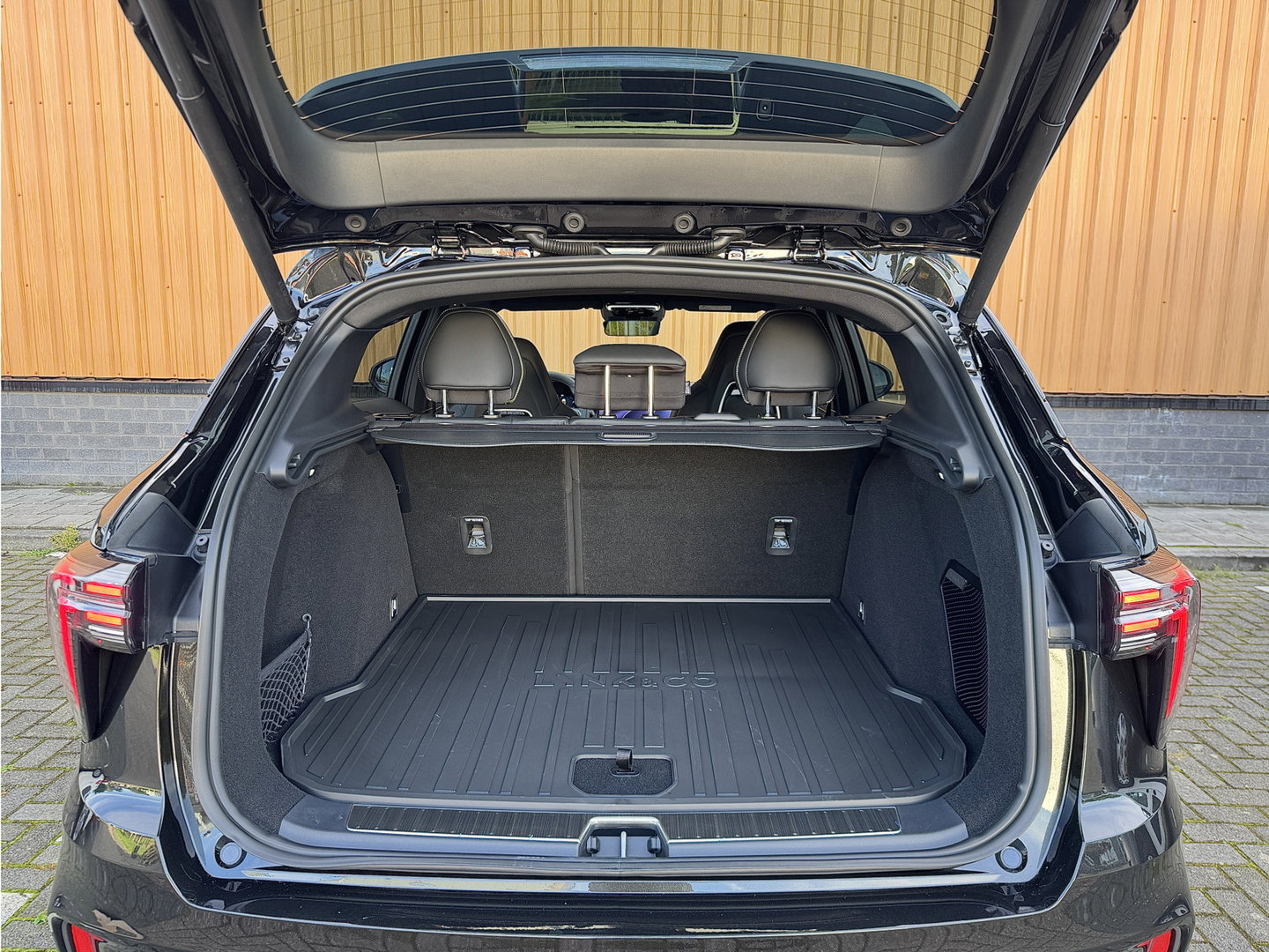 Lynk & Co 01 1.5 More | Panoramadak | Leder | 360° Camera | 20" Lichtmetaal | Infinity | Sfeerverlichting | Stuurverwarming | Stoelverwarming | Elektrische Bestuurdersstoel | Apple Carplay | Android Auto |