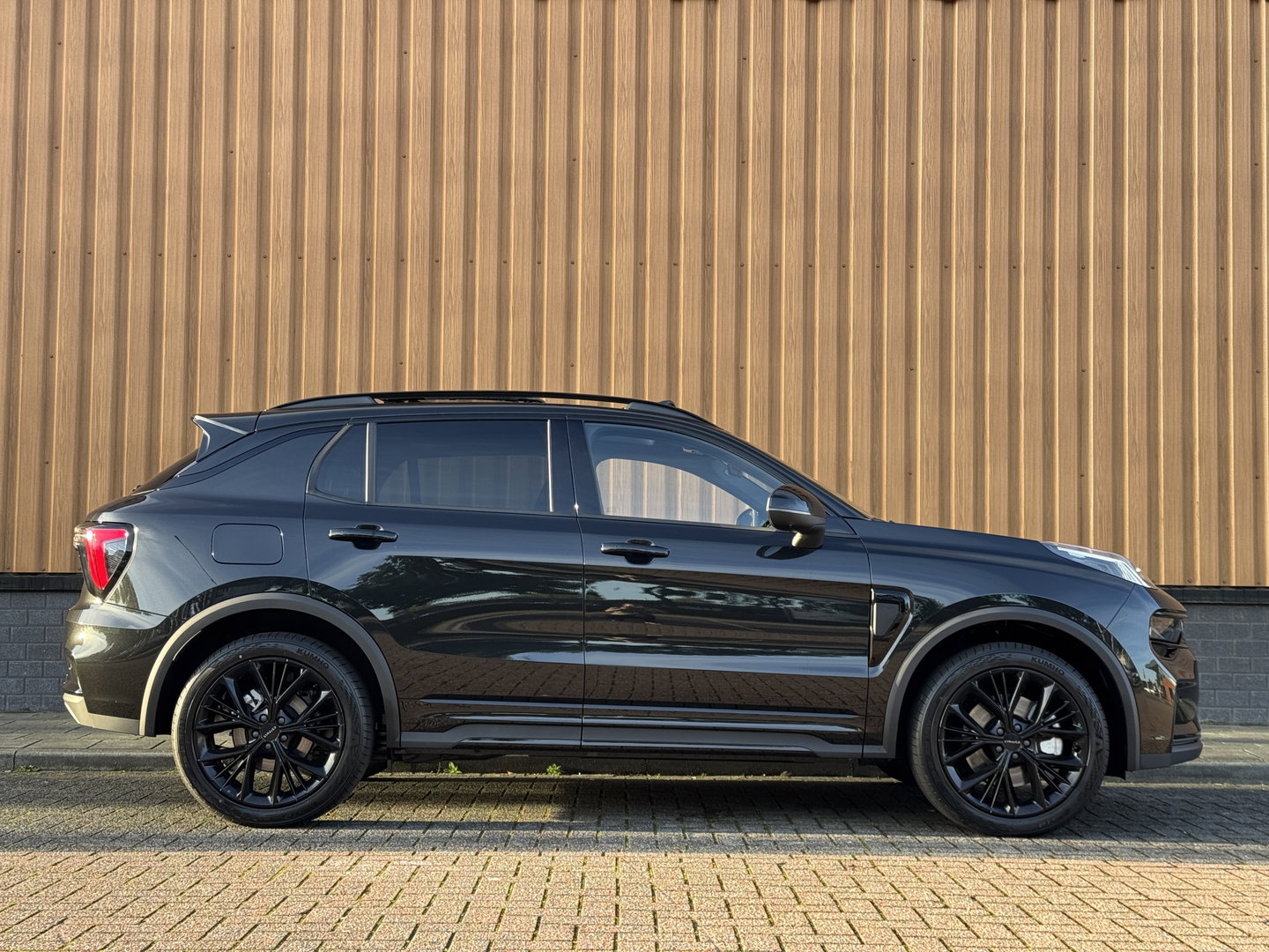 Lynk & Co 01 1.5 More | Panoramadak | Leder | 360° Camera | 20" Lichtmetaal | Infinity | Sfeerverlichting | Stuurverwarming | Stoelverwarming | Elektrische Bestuurdersstoel | Apple Carplay | Android Auto |