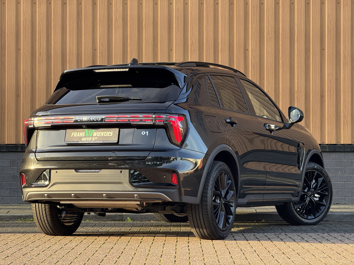 Lynk & Co 01 1.5 More | Panoramadak | Leder | 360° Camera | 20" Lichtmetaal | Infinity | Sfeerverlichting | Stuurverwarming | Stoelverwarming | Elektrische Bestuurdersstoel | Apple Carplay | Android Auto |