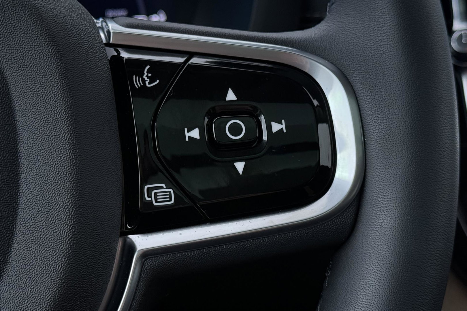 Volvo XC60 T8 Ultra Dark | Luchtvering | Harman/Kardon | Panoramadak | 360° Camera | Head-Up | Stoel+Stuurverwarming | ACC