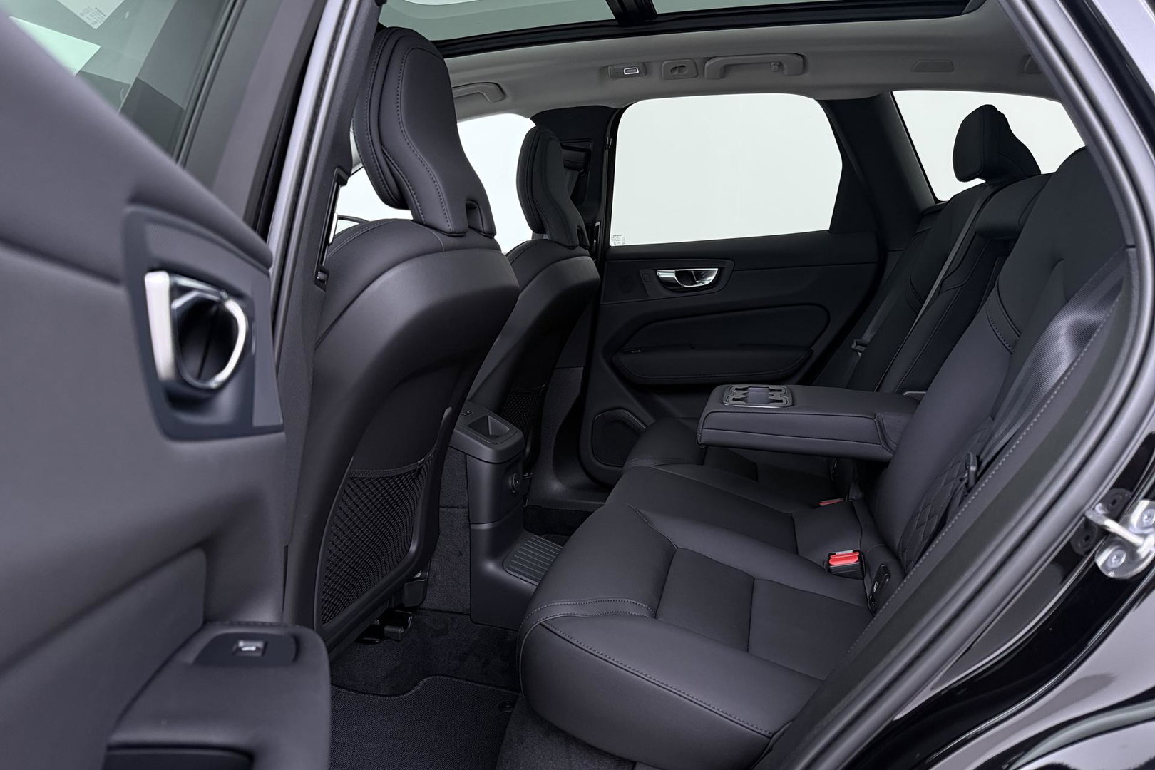 Volvo XC60 T8 Ultra Dark | Luchtvering | Harman/Kardon | Panoramadak | 360° Camera | Head-Up | Stoel+Stuurverwarming | ACC
