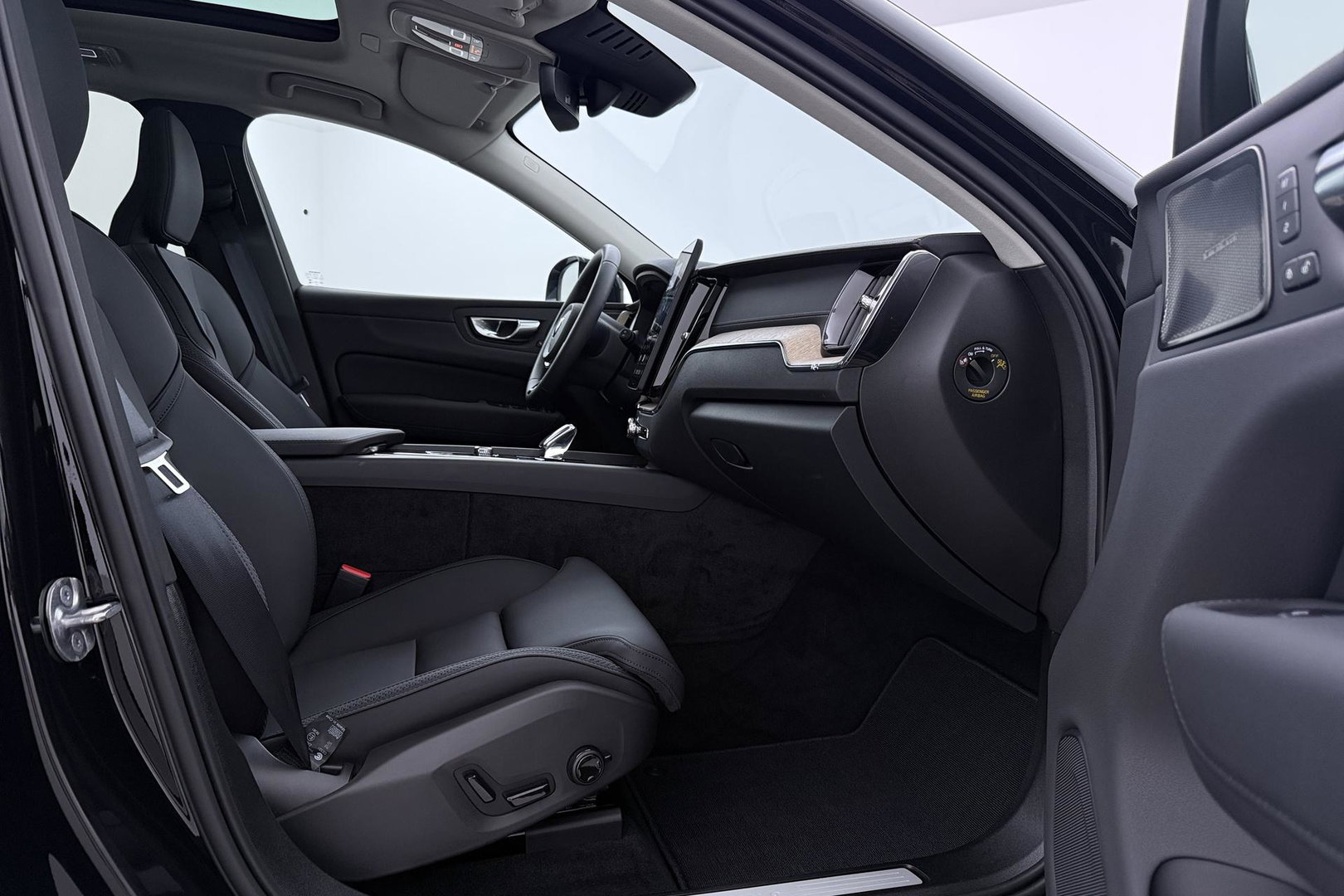 Volvo XC60 T8 Ultra Dark | Luchtvering | Harman/Kardon | Panoramadak | 360° Camera | Head-Up | Stoel+Stuurverwarming | ACC