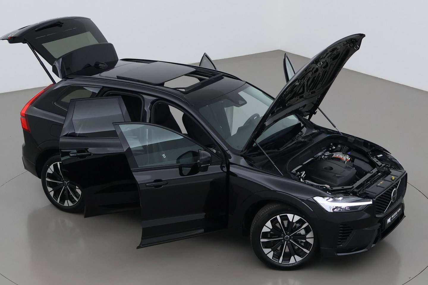 Volvo XC60 T8 Ultra Dark | Luchtvering | Harman/Kardon | Panoramadak | 360° Camera | Head-Up | Stoel+Stuurverwarming | ACC