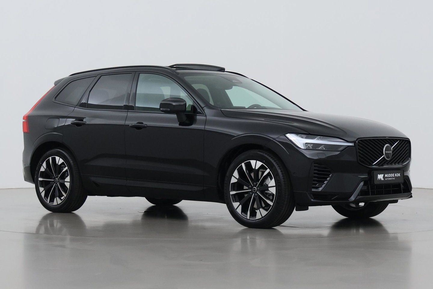 Volvo XC60 T8 Ultra Dark | Luchtvering | Harman/Kardon | Panoramadak | 360° Camera | Head-Up | Stoel+Stuurverwarming | ACC
