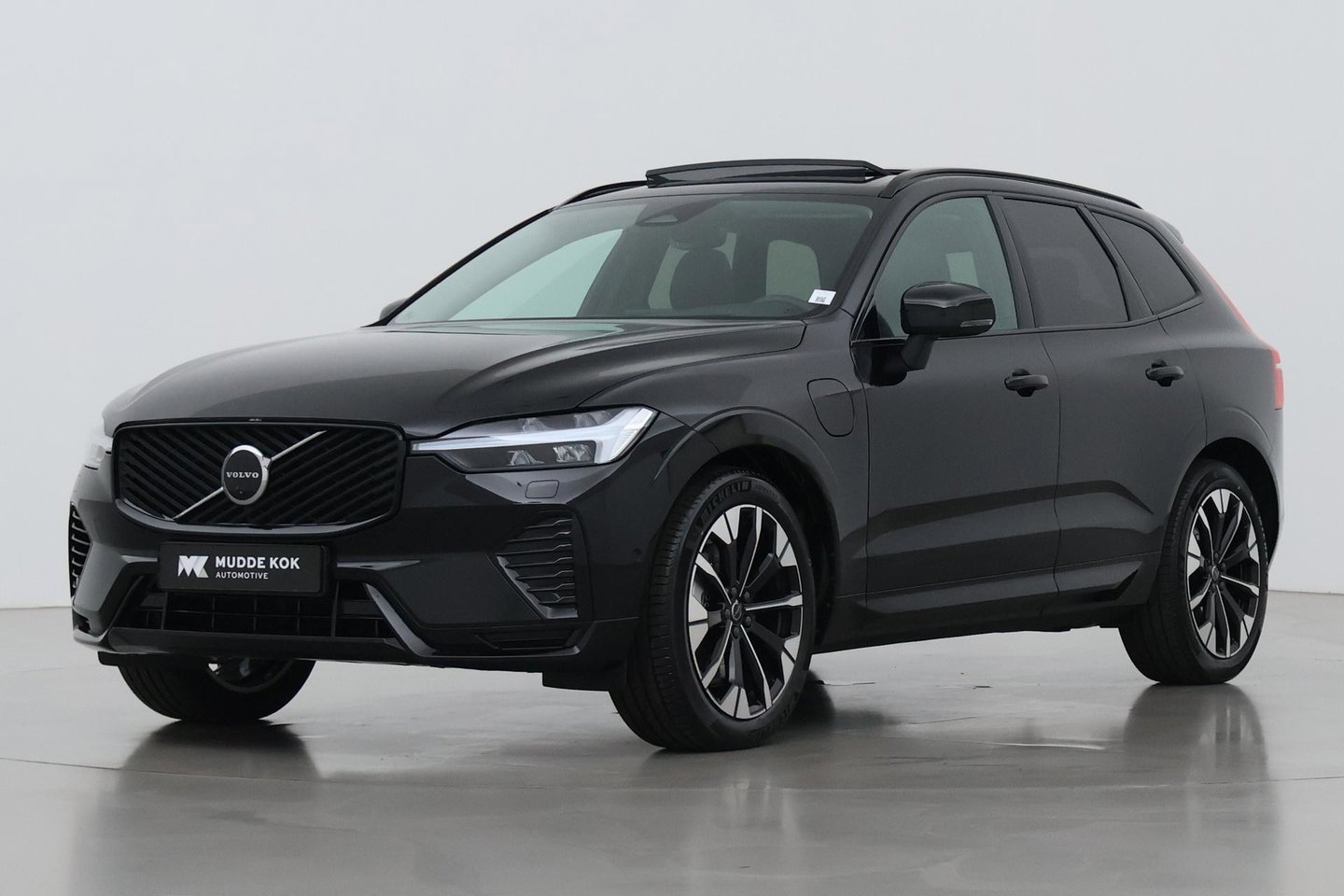 Volvo XC60 T8 Ultra Dark | Luchtvering | Harman/Kardon | Panoramadak | 360° Camera | Head-Up | Stoel+Stuurverwarming | ACC