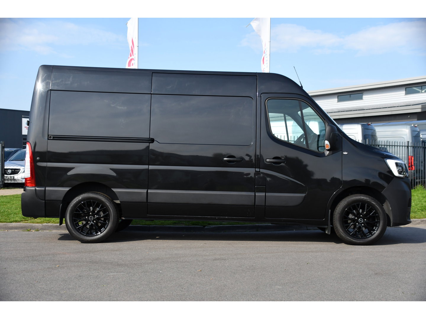 Renault Master T33 2.3 dCi 135 L2H2 Camera, Cruise, LED, Multimedia, Trekhaak, 135pk, NAVI, Betimmering, Uniek!