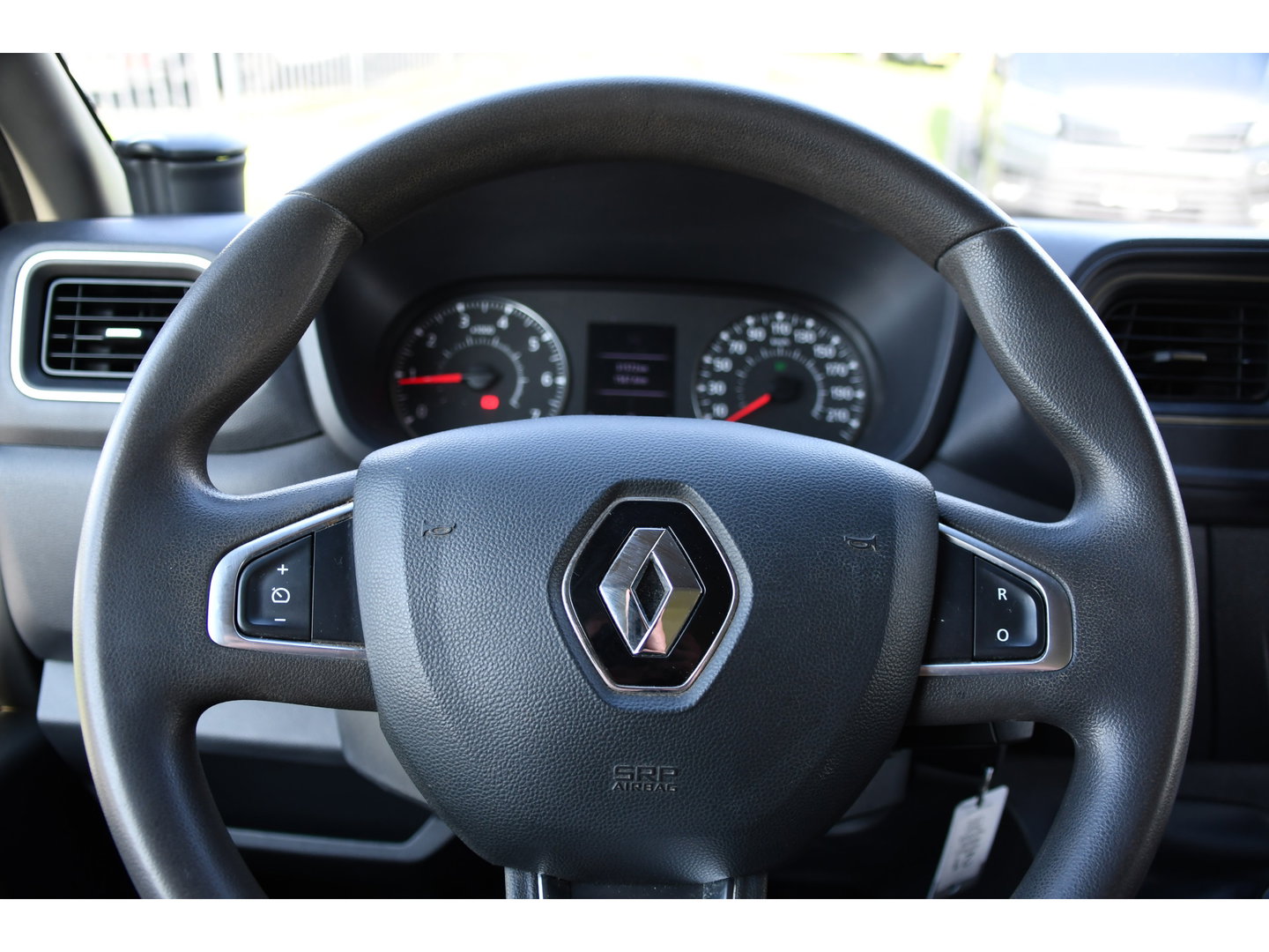 Renault Master T33 2.3 dCi 135 L2H2 Camera, Cruise, LED, Multimedia, Trekhaak, 135pk, NAVI, Betimmering, Uniek!
